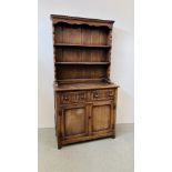 AN OAK DRESSER WITH TWO DRAWERS AND CUPBOARD BELOW.