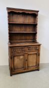 AN OAK DRESSER WITH TWO DRAWERS AND CUPBOARD BELOW.