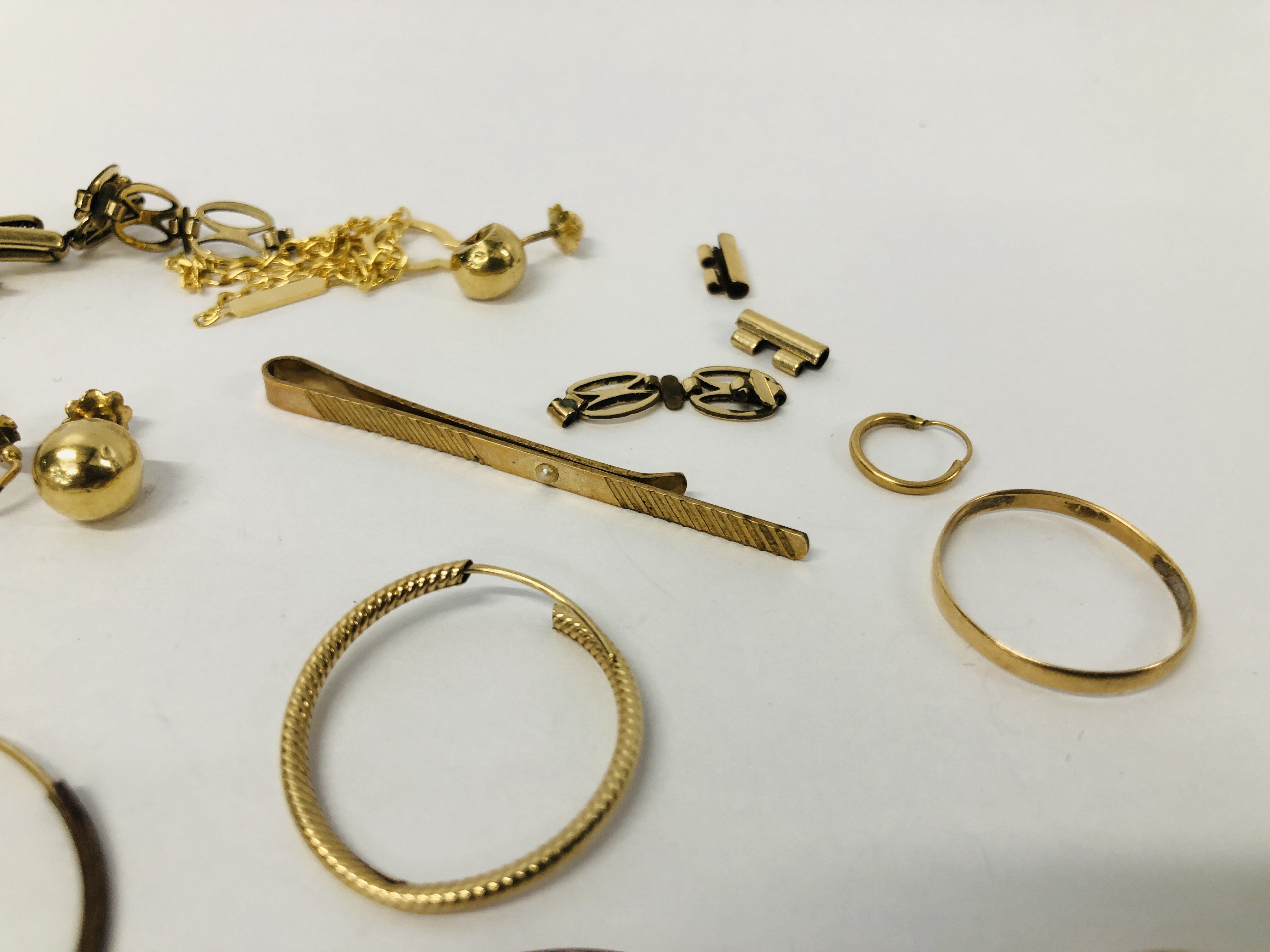 QUANTITY OF GOLD AND YELLOW METAL JEWELLERY TO INCLUDE VARIOUS HOOP EARRINGS, 9CT. - Bild 3 aus 8