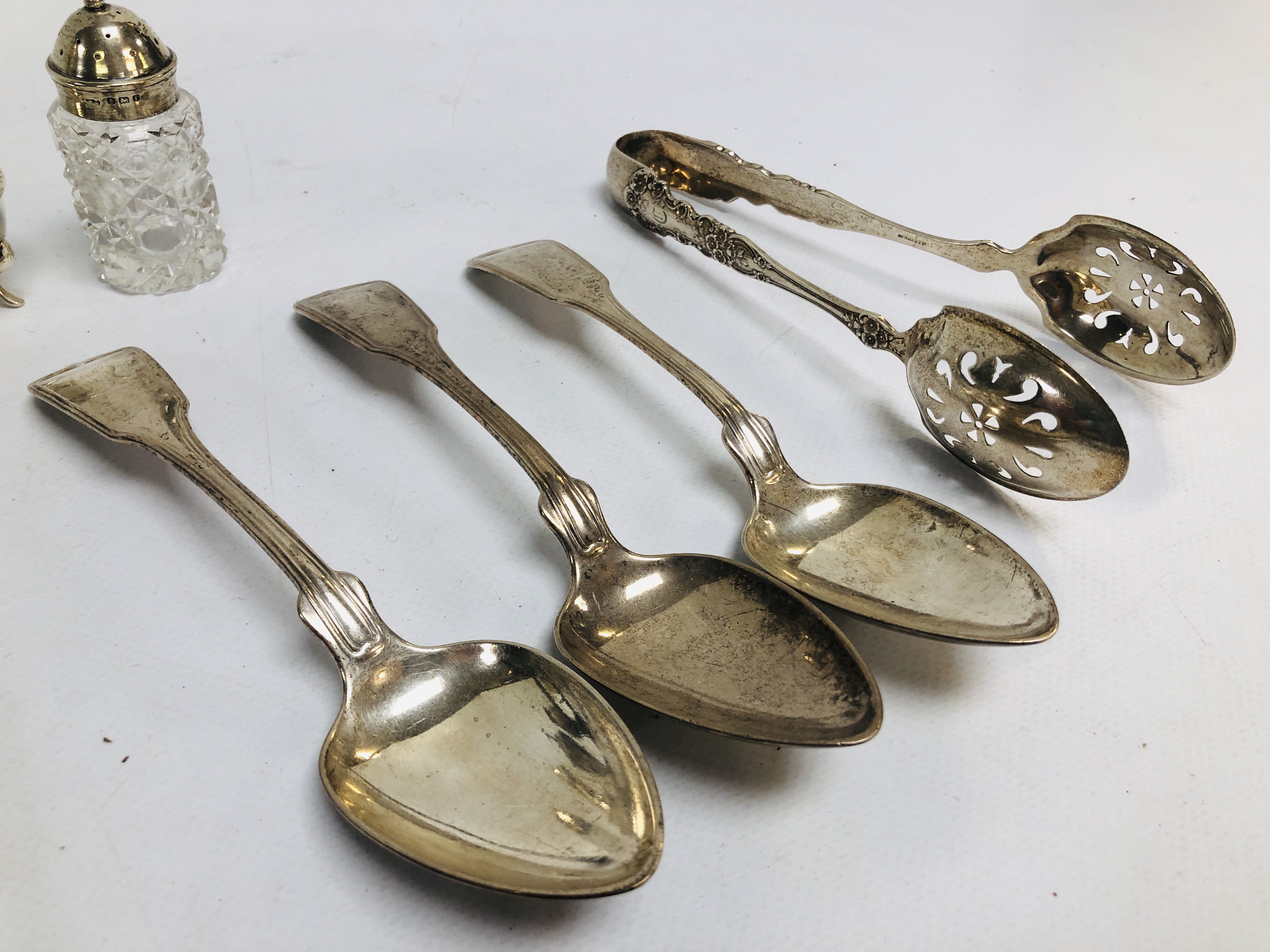 AN ASSORTED SELECTION OF VINTAGE SILVER TO INCLUDE MATCH BOX HOLDER, TONGS, CADDY SPOON, - Bild 5 aus 15