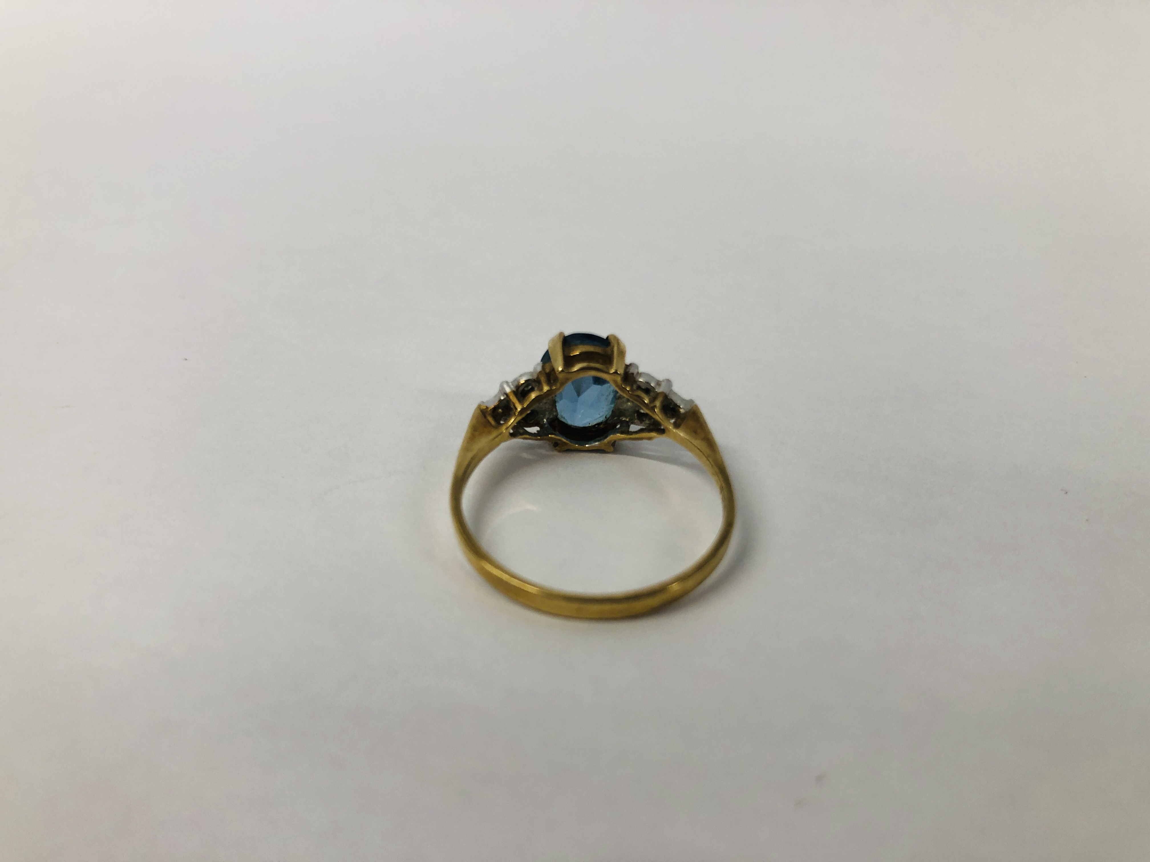 A 9CT. GOLD RING SET WITH CENTRAL AQUAMARINE AND DIAMONDS. - Image 6 of 9