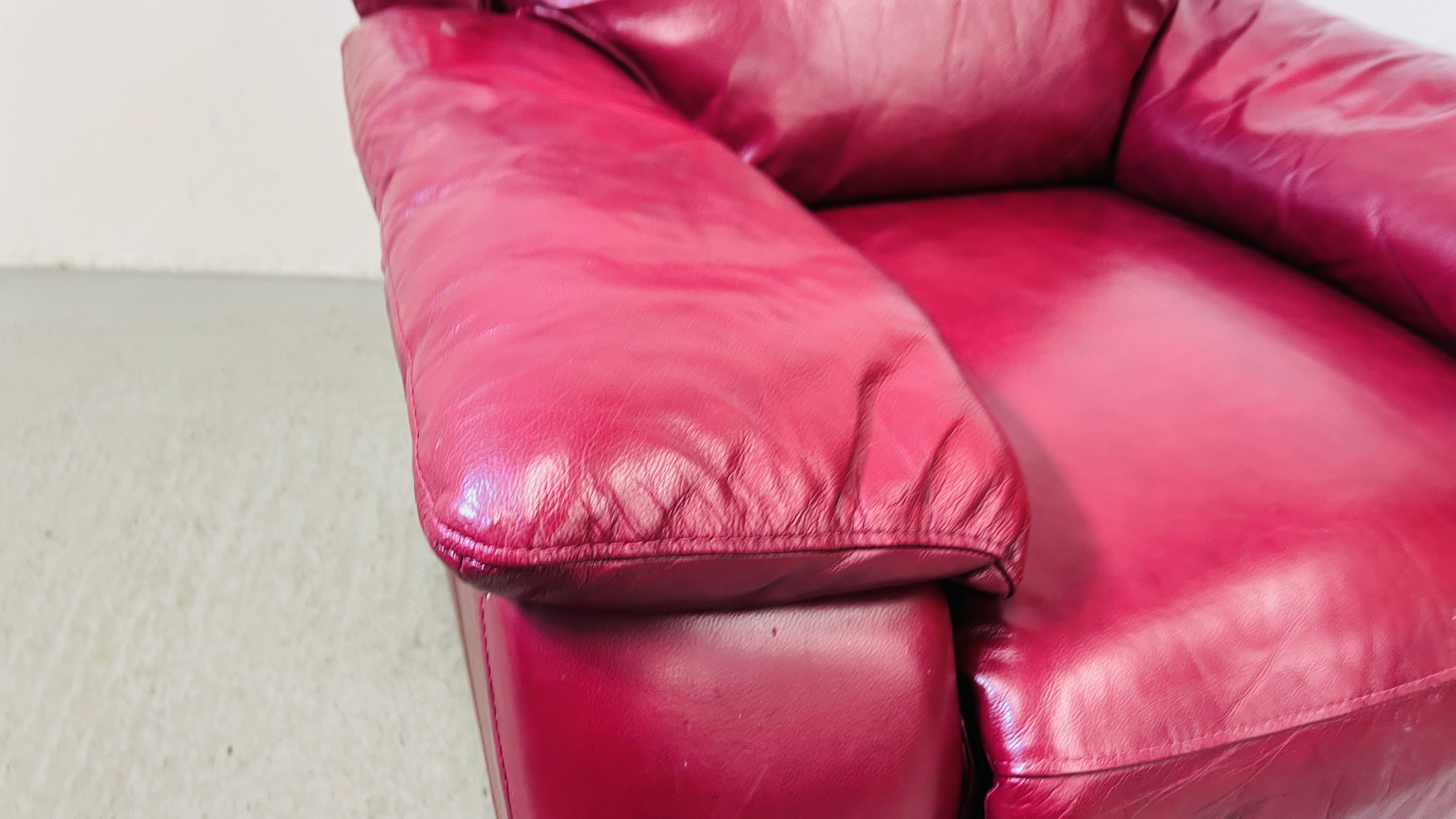 A RED LEATHER ELECTRIC RECLINING EASY CHAIR - SOLD AS SEEN. - Image 6 of 12