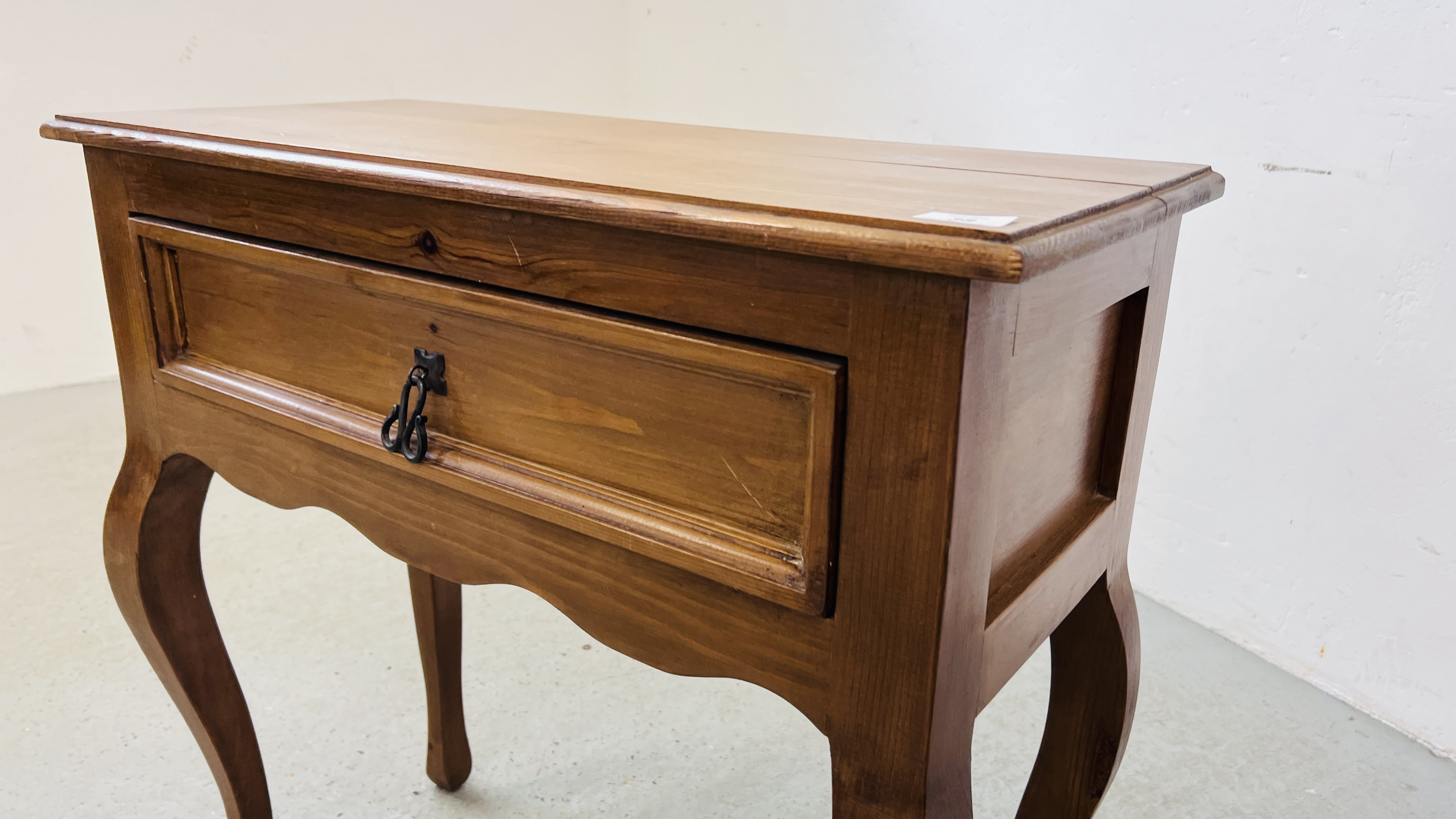 A STAINED PINE SINGLE DRAWER HALL TABLE 77CM X 34CM X 76CM. - Image 3 of 7