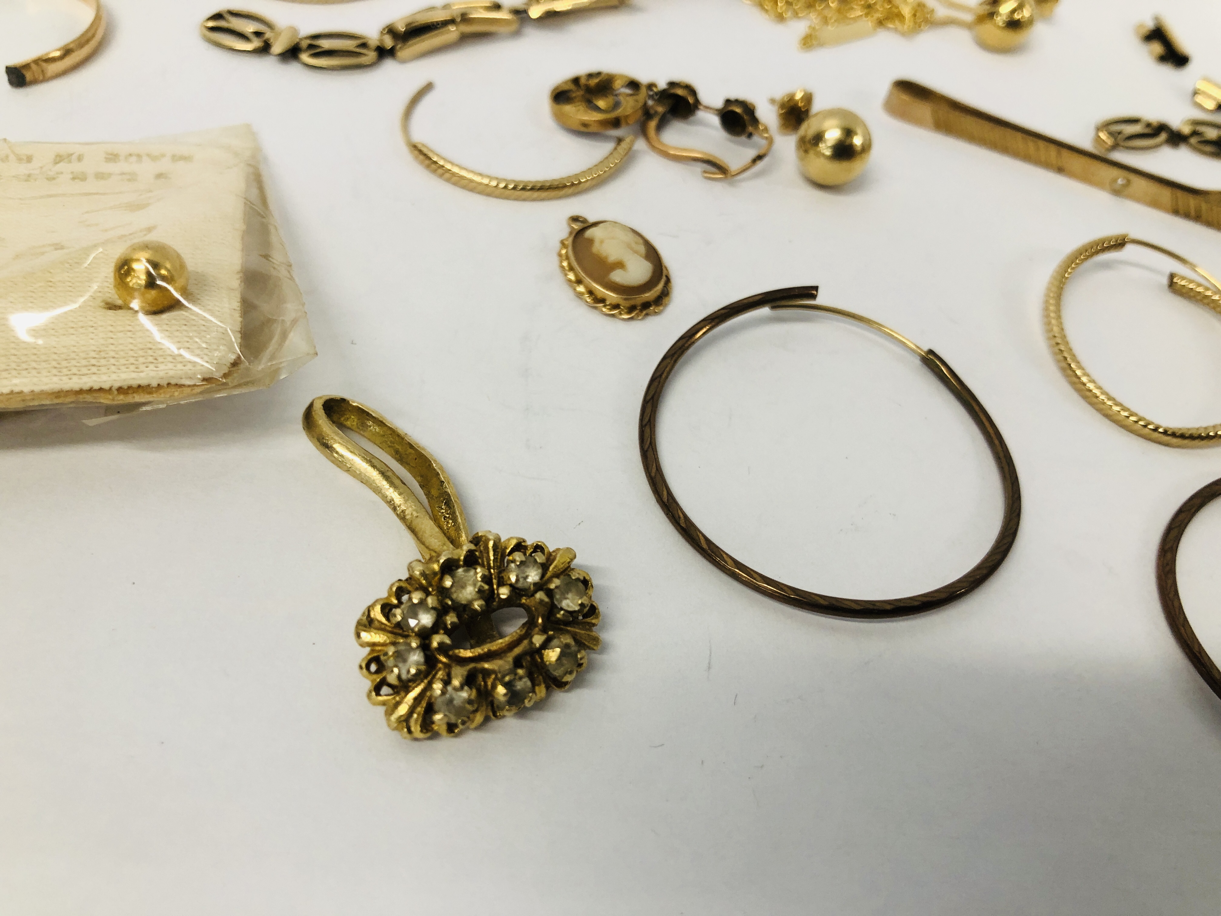 QUANTITY OF GOLD AND YELLOW METAL JEWELLERY TO INCLUDE VARIOUS HOOP EARRINGS, 9CT. - Bild 7 aus 8