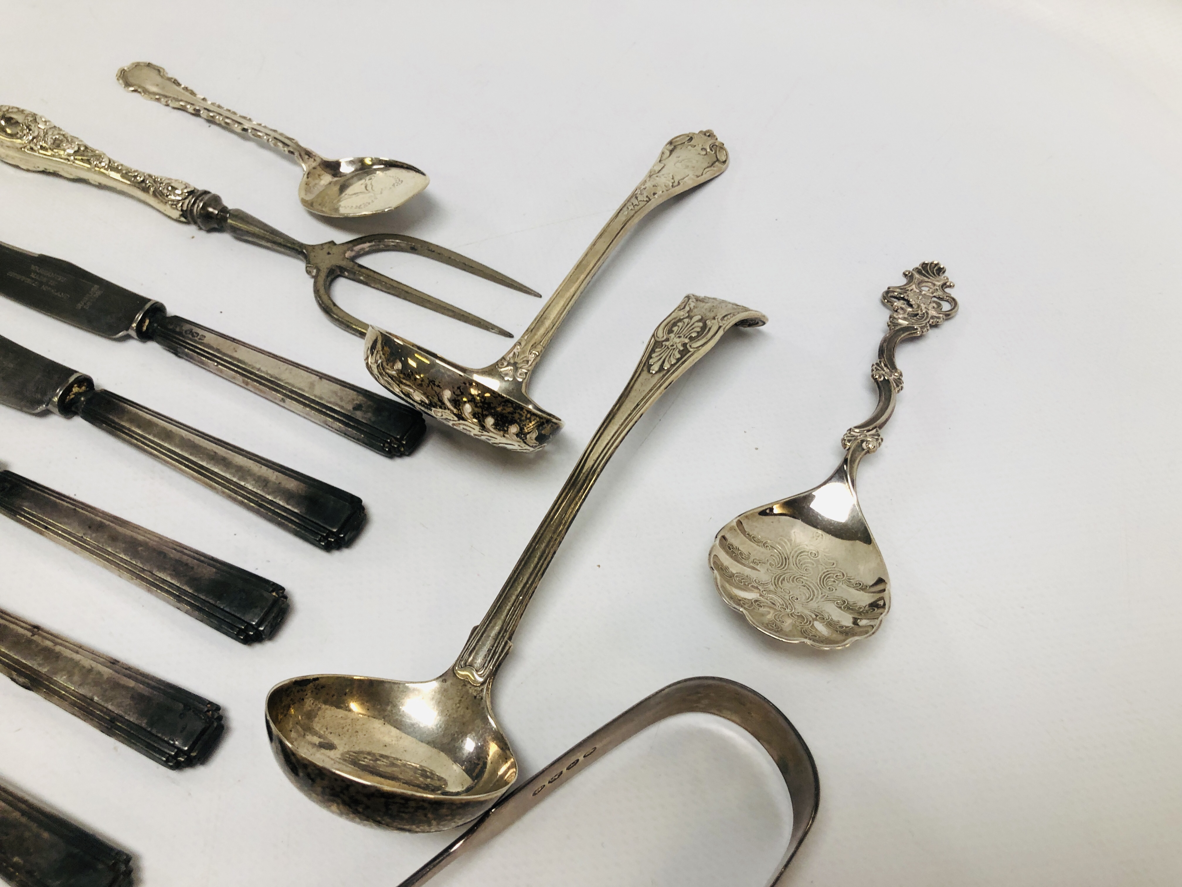 COLLECTION OF ASSORTED SILVER TO INCLUDE A LATE GEORGIAN KINGS PATTERN SAUCE LADLE BY WILLIAM ELEY, - Bild 5 aus 9