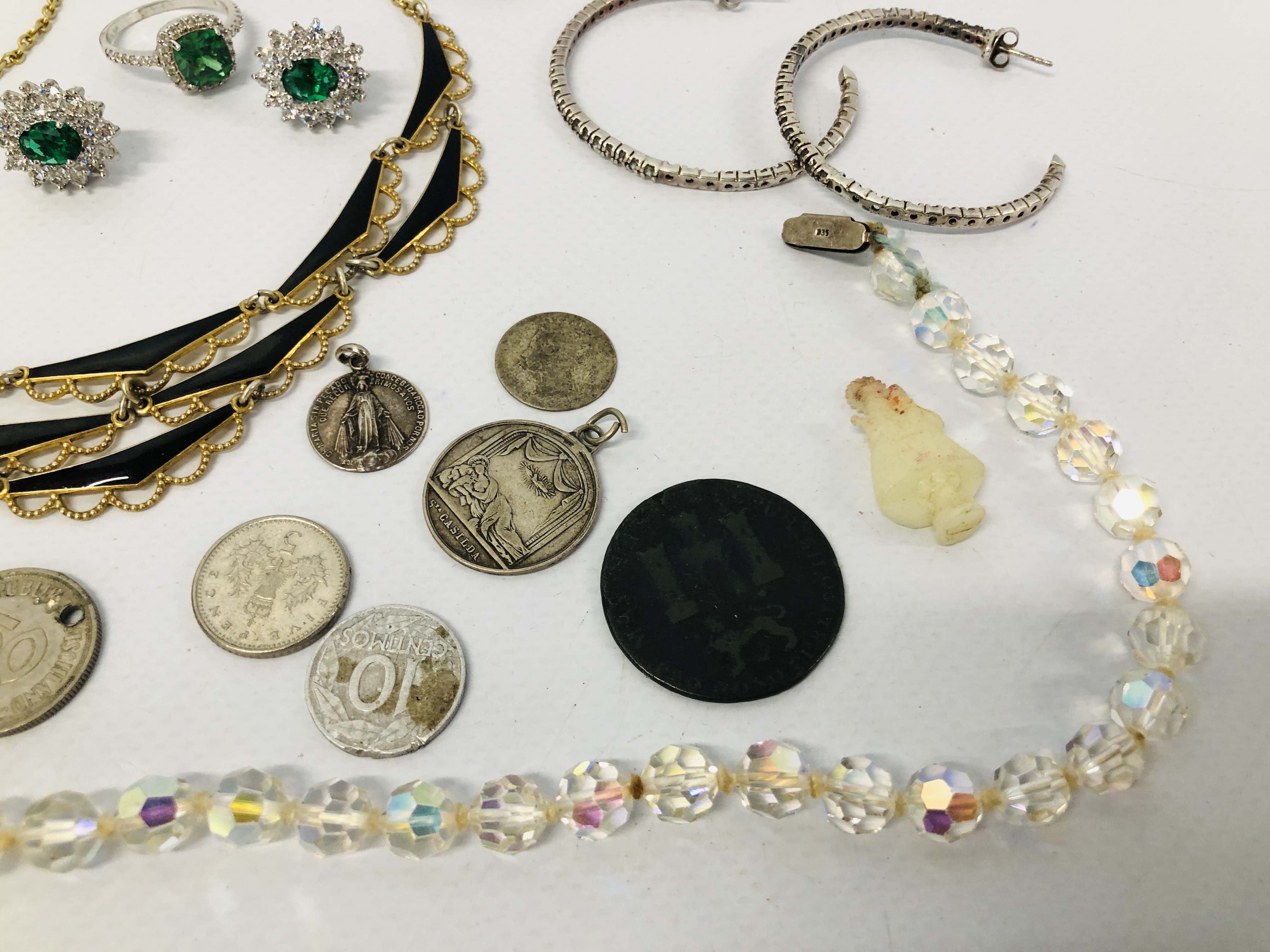 QUANTITY OF ASSORTED VINTAGE AND MODERN WHITE METAL AND SILVER JEWELLERY TO INCLUDE RELIGIOUS - Bild 5 aus 11