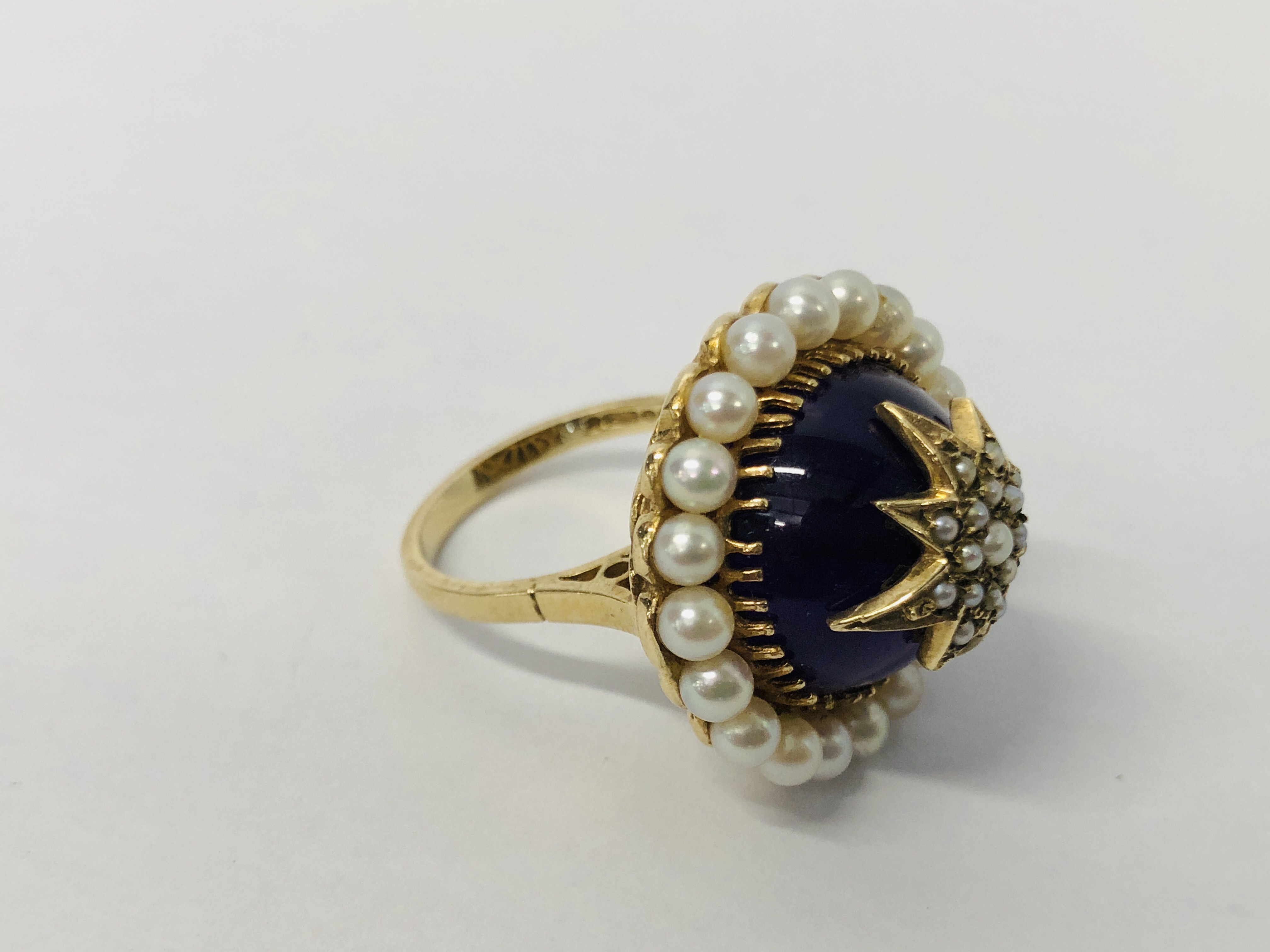 A VINTAGE VICTORIAN DESIGN 9CT. GOLD AMETHYST AND SEED PEARL RING OF RAISED FORM. - Image 6 of 10