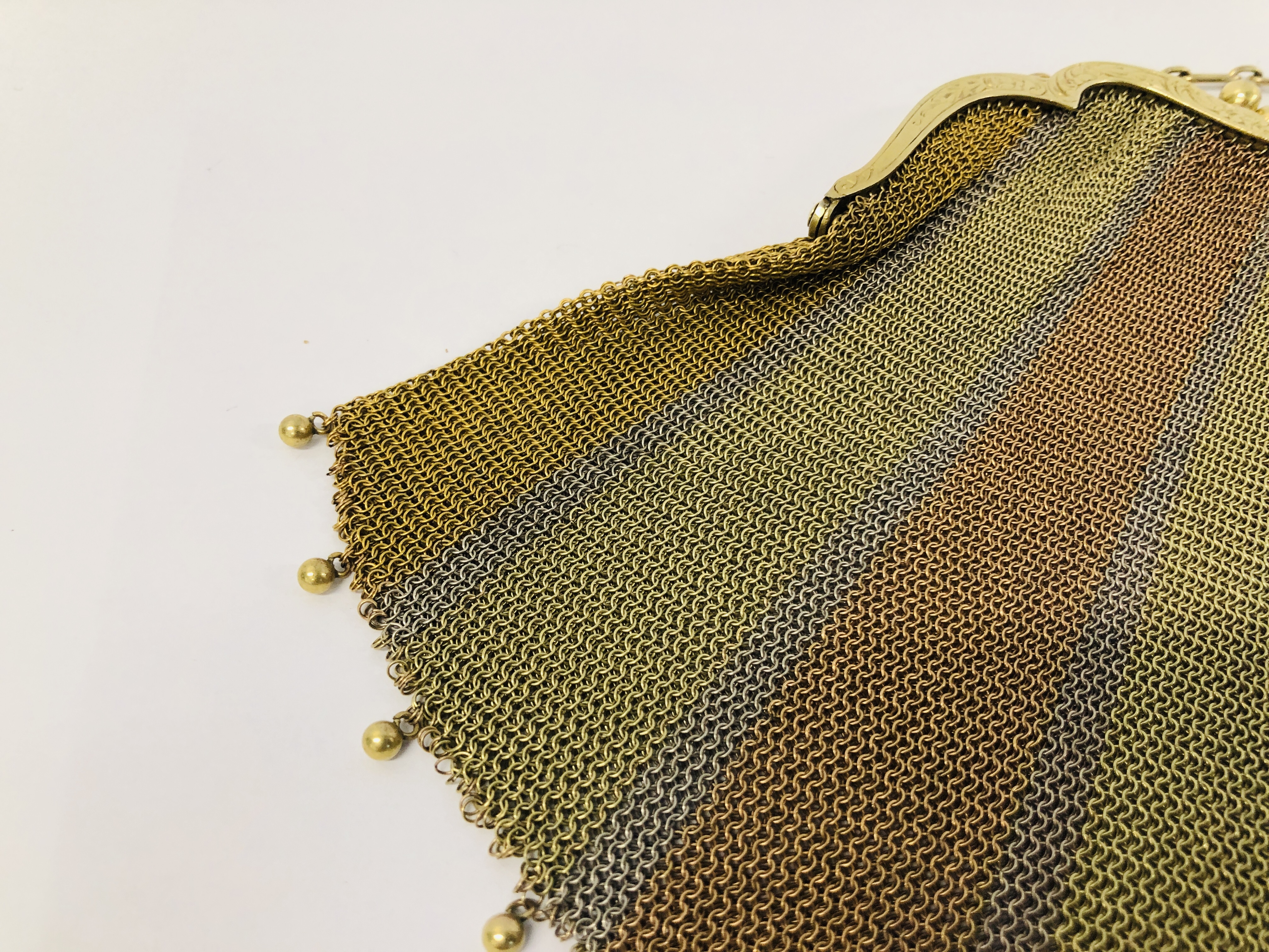 VINTAGE CHAIN MAIL PURSES YELLOW METAL TRI-COLOURED DESIGN (INDISTINCT MARKS). - Image 3 of 9