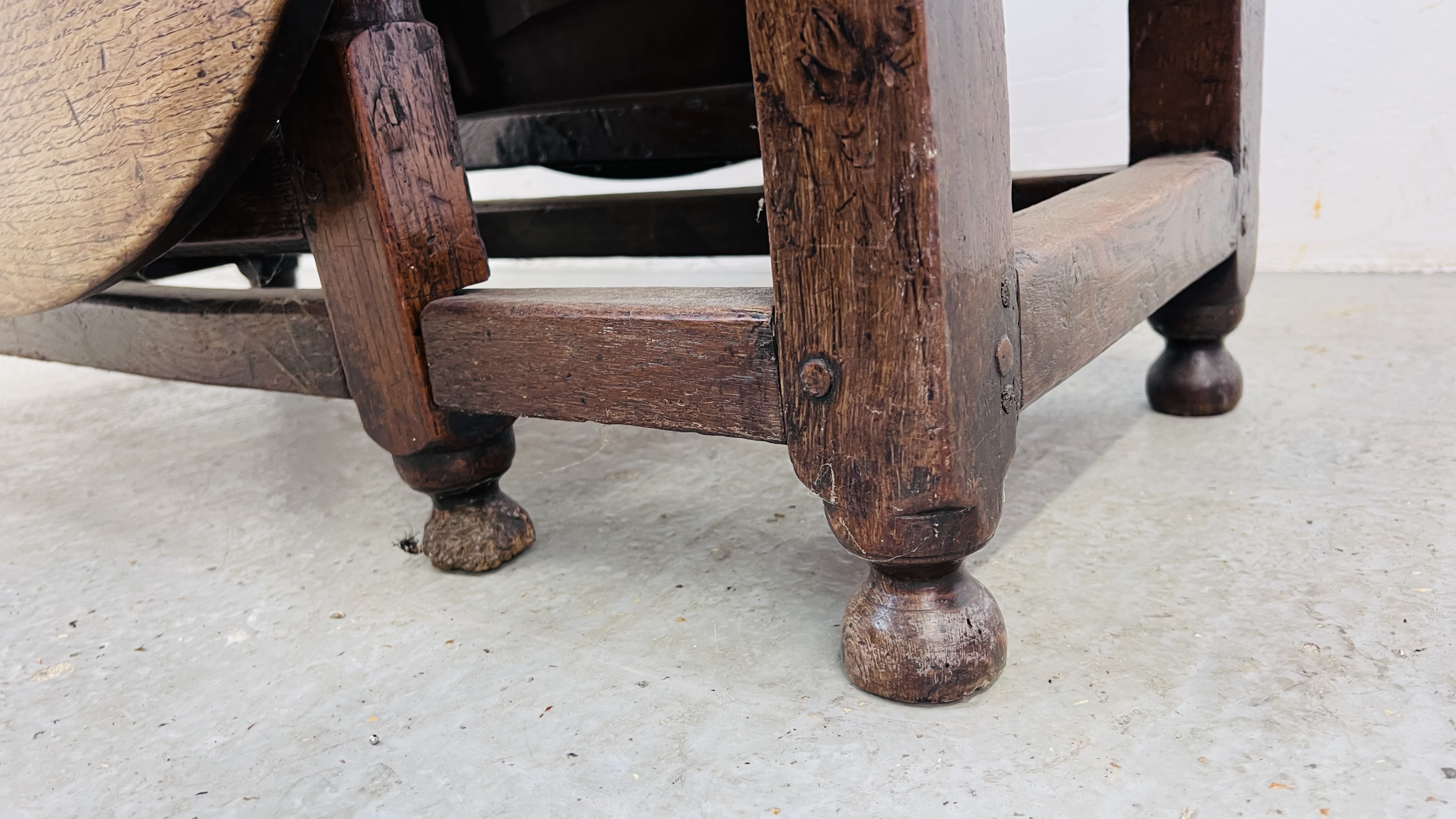 AN EARLY C18th OAK GATELEG DINING TABLE, L 156CM. - Image 11 of 11