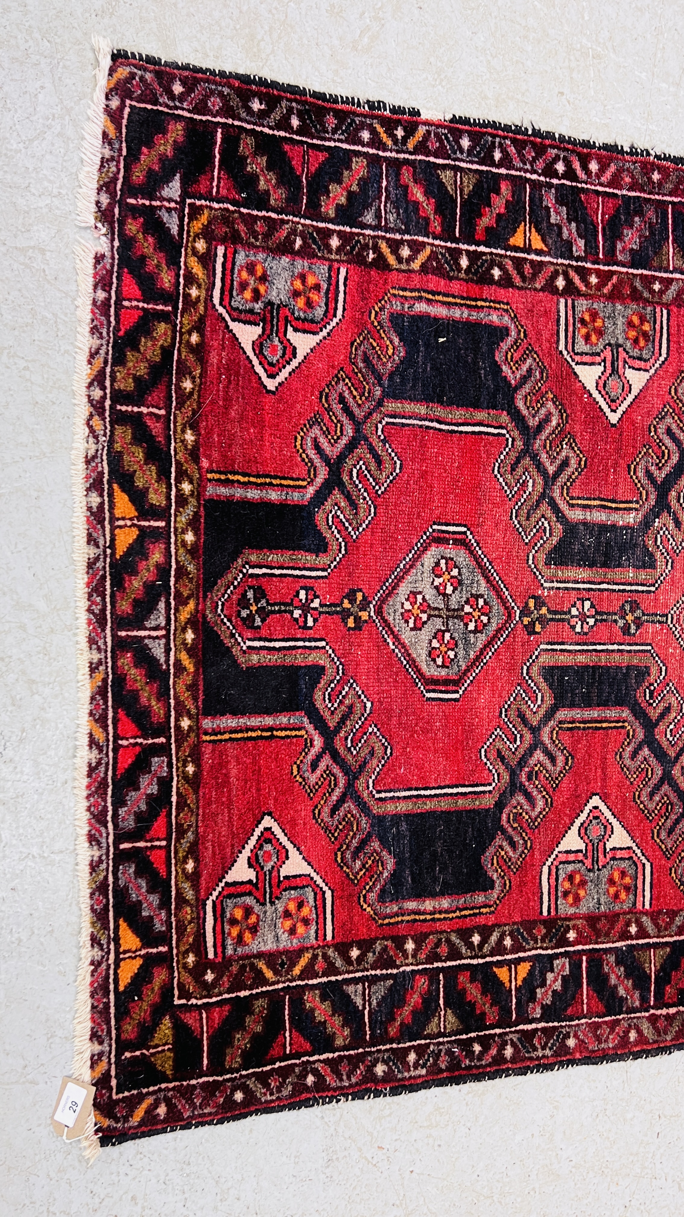 A PERSIAN RUG THE CONJOINED MOTIFS ON A NAVY BLUE FIELD, - Bild 2 aus 6