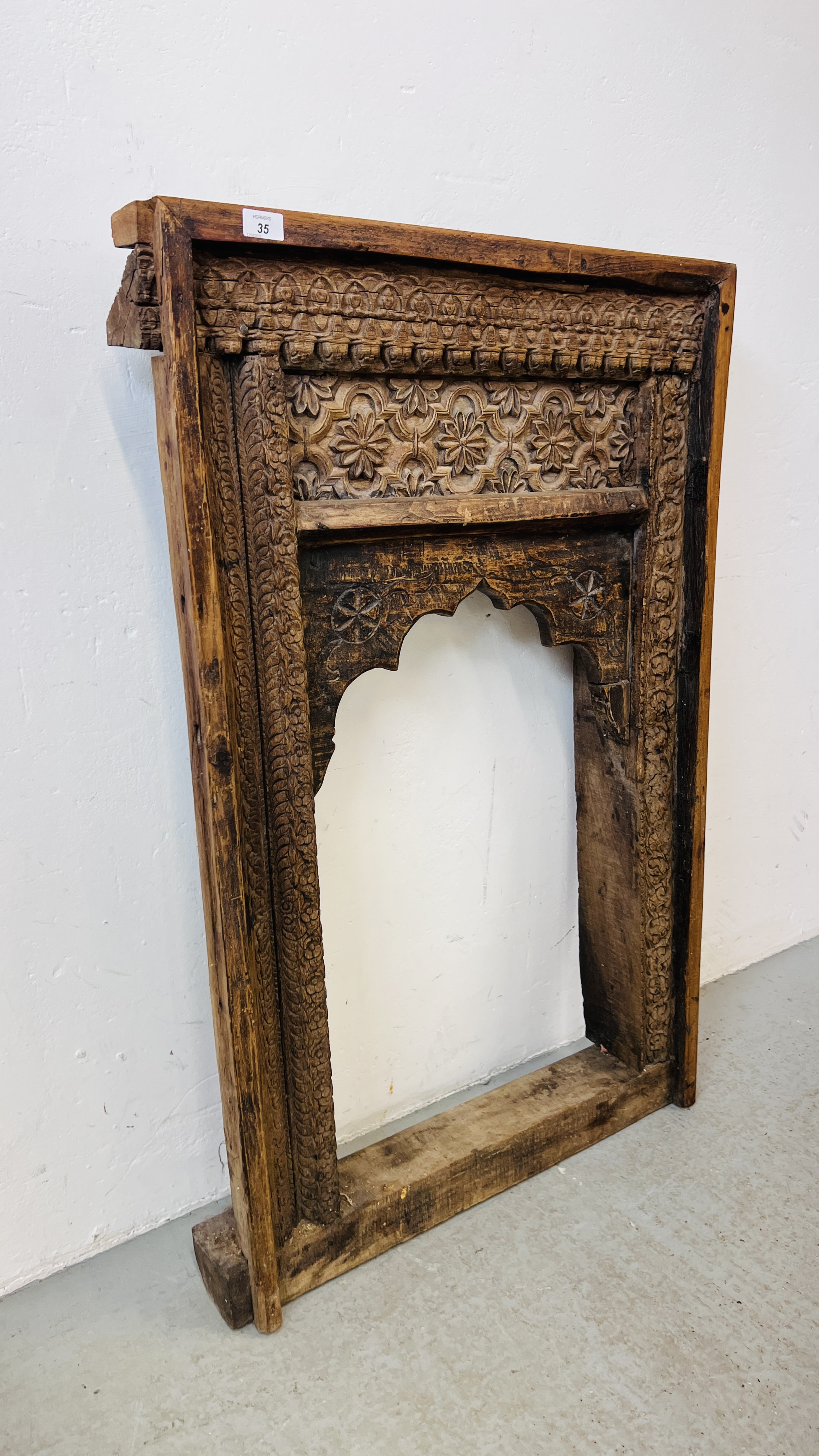 A VINTAGE INTRICATE HAND CARVED INDIAN MIRROR FRAME - Image 3 of 13