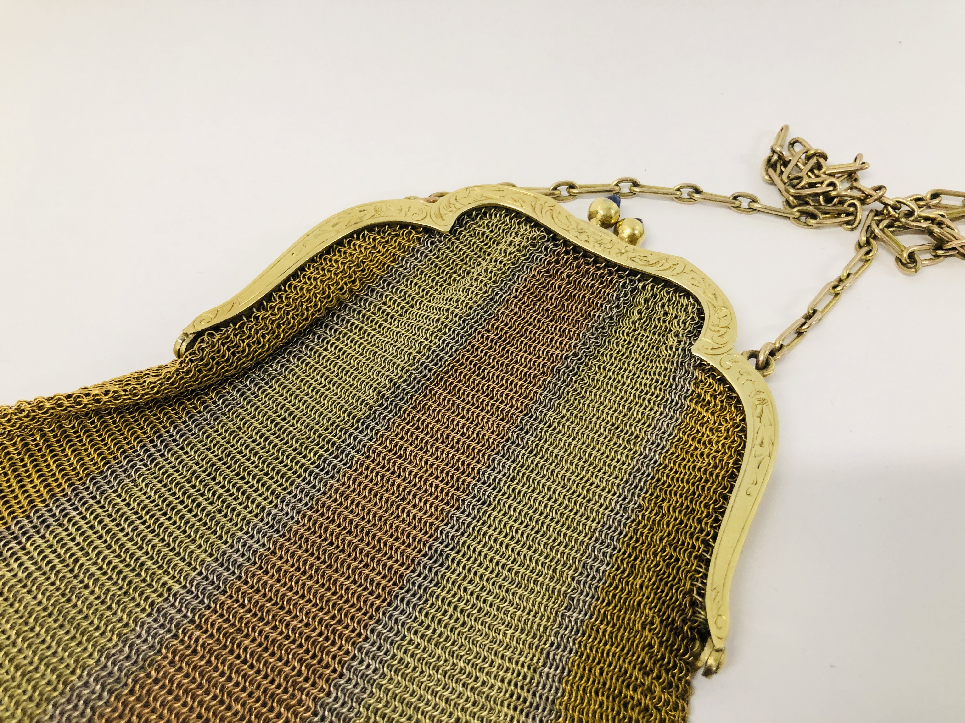 VINTAGE CHAIN MAIL PURSES YELLOW METAL TRI-COLOURED DESIGN (INDISTINCT MARKS). - Image 4 of 9