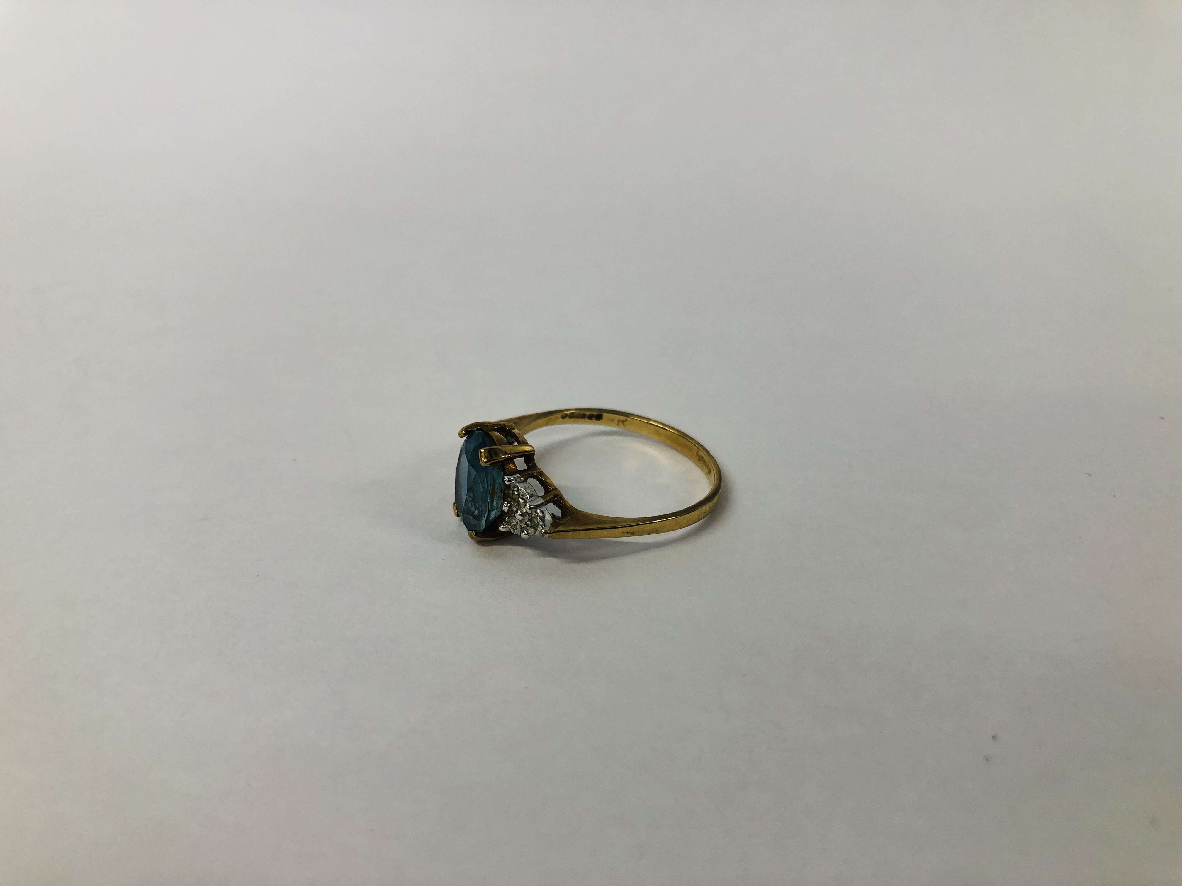A 9CT. GOLD RING SET WITH CENTRAL AQUAMARINE AND DIAMONDS. - Image 5 of 9