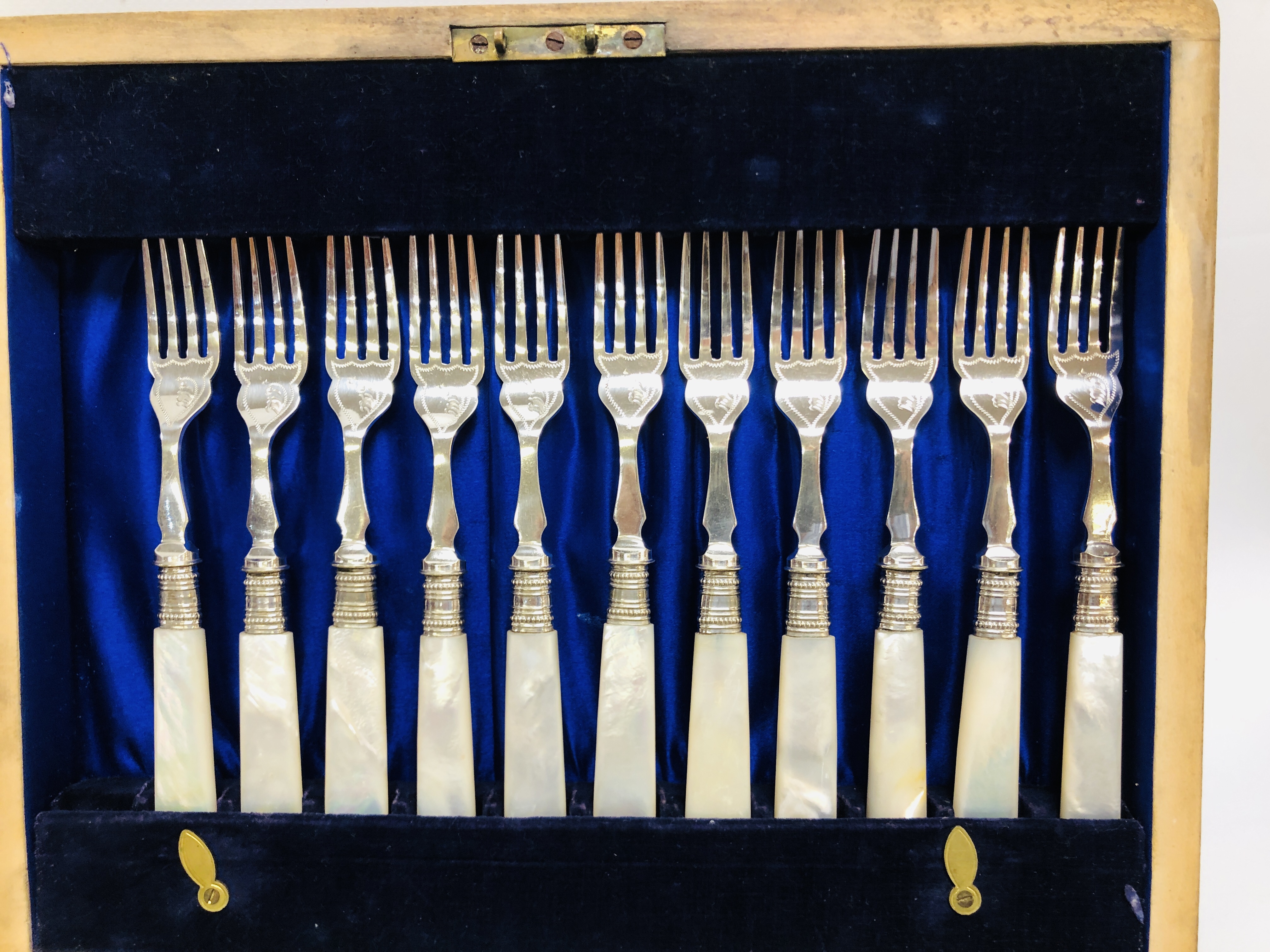 FOUR VINTAGE CASED CUTLERY SETS IN FITTED WOODEN BOXES (NOT GUARANTEED COMPLETE) ALONG WITH AN - Image 7 of 10
