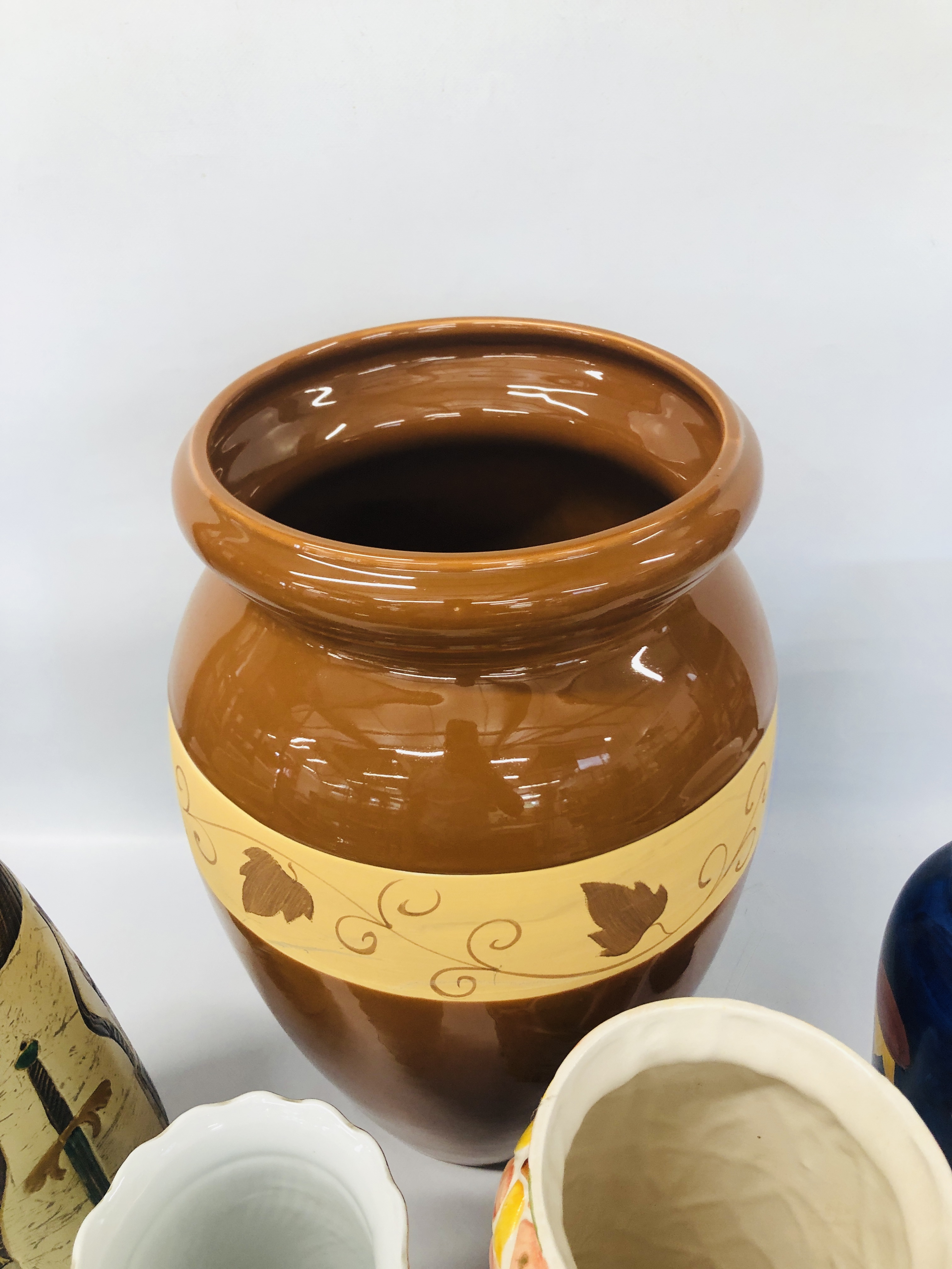 FIVE VARIOUS DECORATIVE VASES INCLUDING EGYPTIAN, BROWN GLAZED, - Image 6 of 6