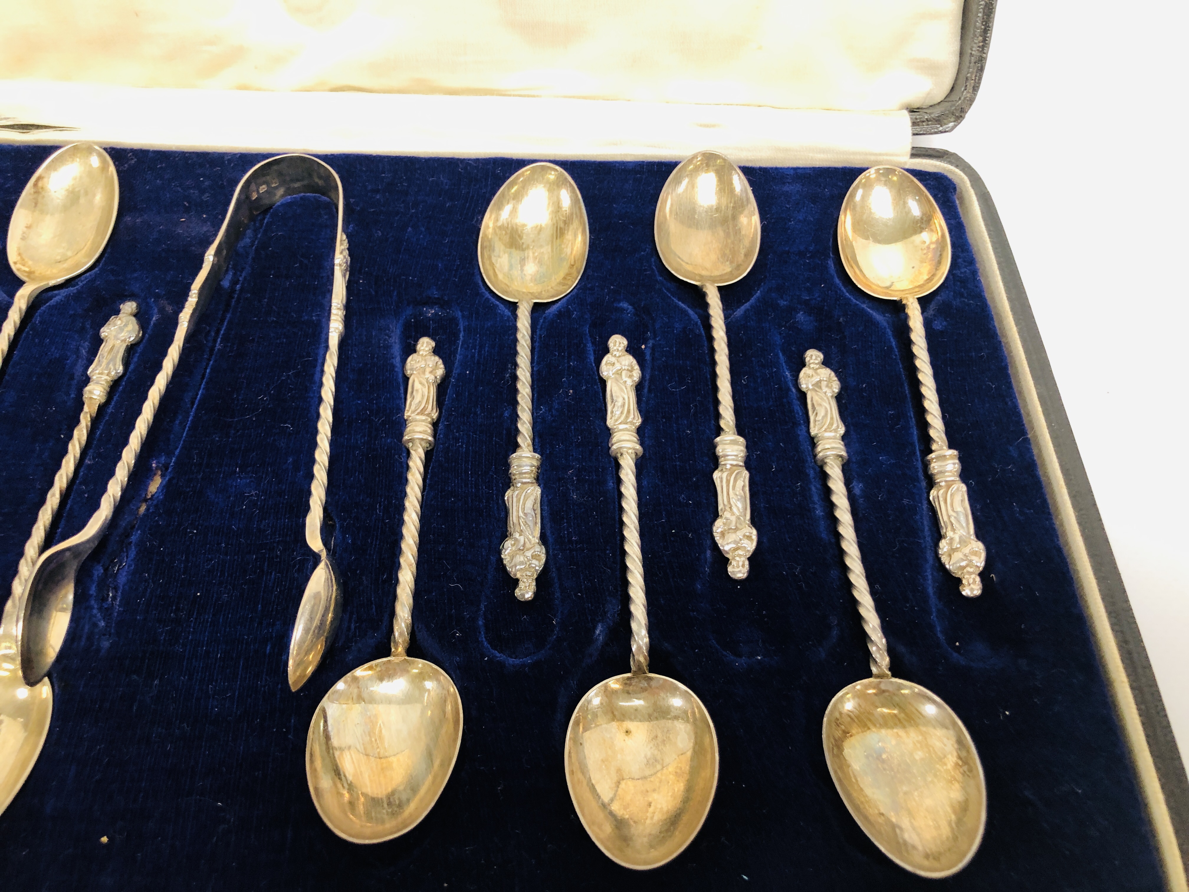 A SET OF TWELVE SILVER APOSTLE SPOONS ALONG WITH SUGAR NIPS, BIRMINGHAM ASSAY, - Bild 3 aus 6