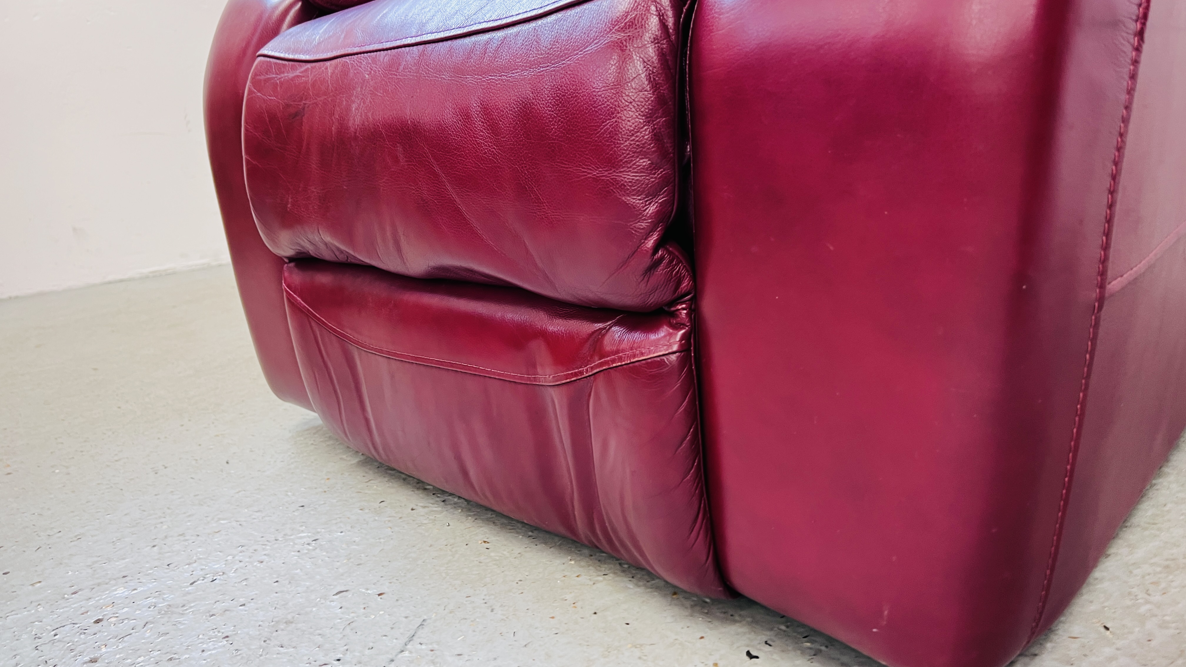 A RED LEATHER ELECTRIC RECLINING EASY CHAIR - SOLD AS SEEN. - Image 9 of 12