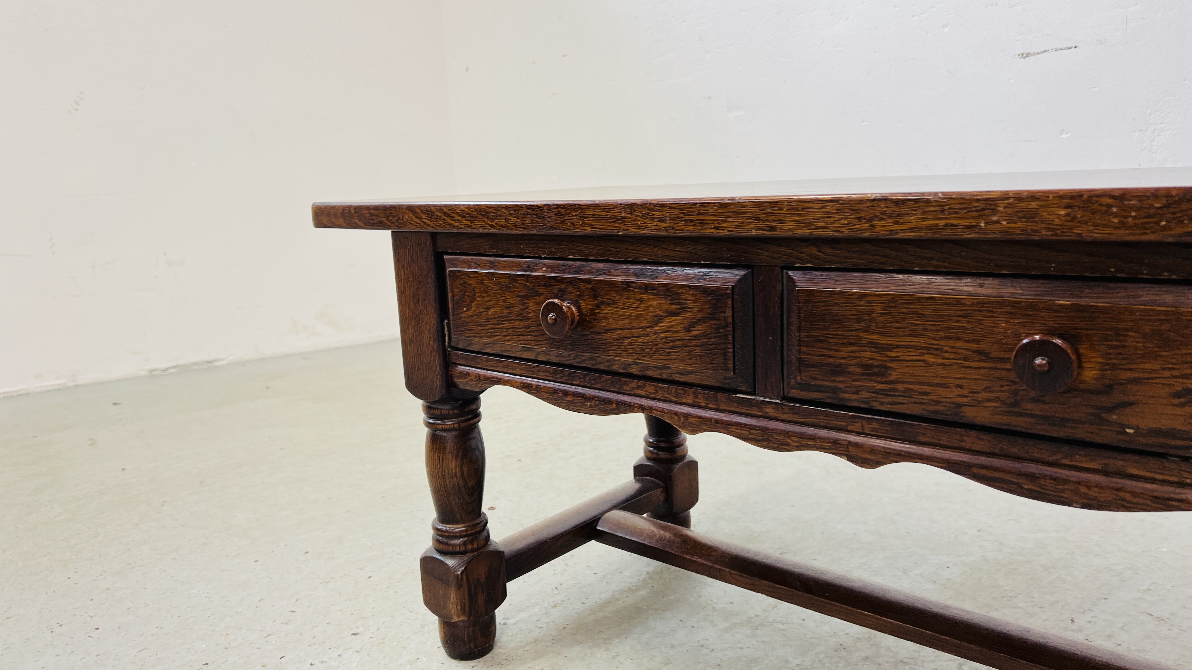 AN OAK TWO DRAWER GOOD QUALITY REPRODUCTION COFFEE TABLE LENGTH 114CM. WIDTH 49CM. HEIGHT 50CM. - Image 3 of 7