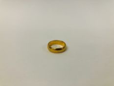 A 22CT GOLD WEDDING BAND SIZE O.