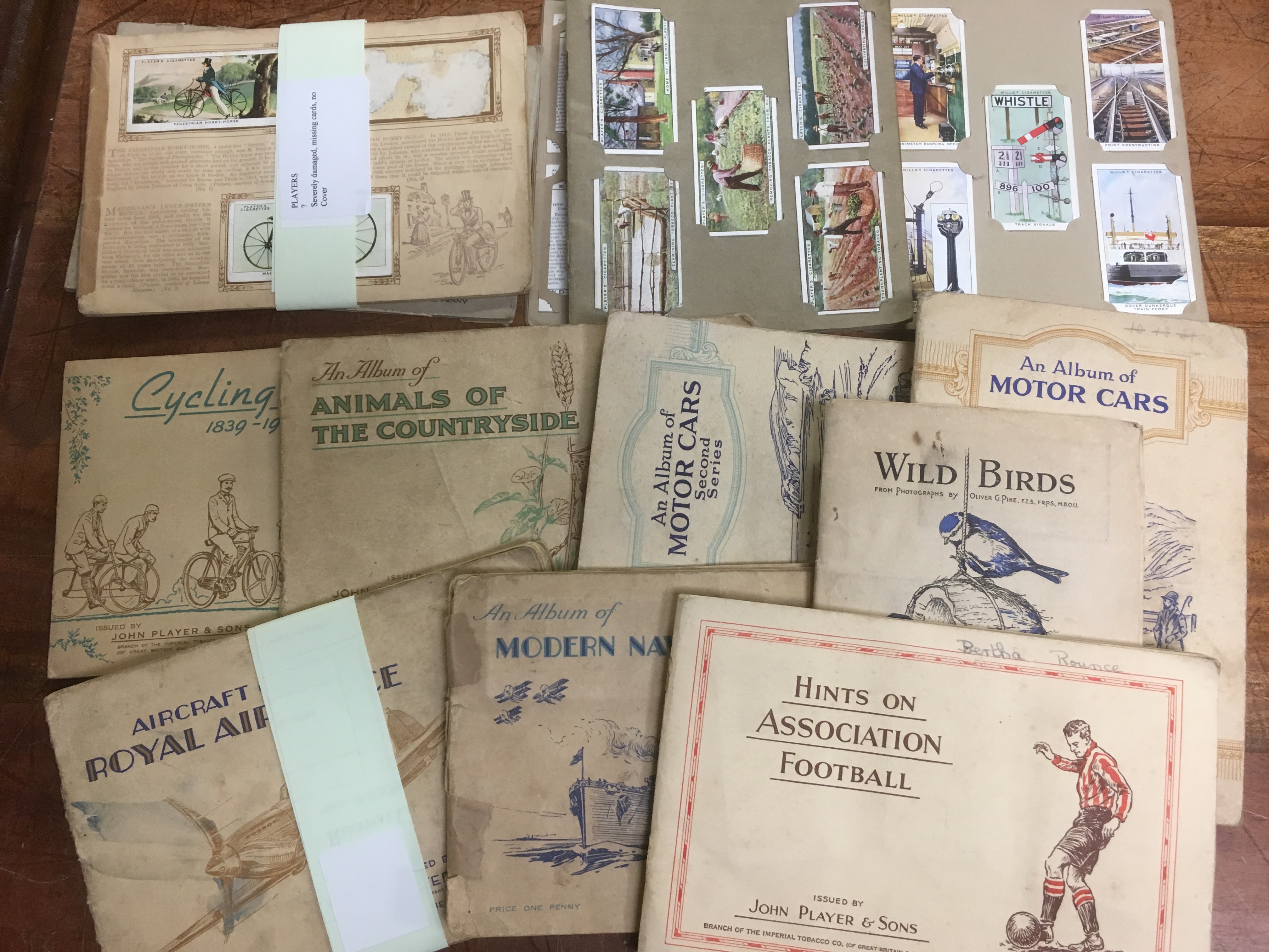 BOX OF CIGARETTE CARDS IN PENNY ALBUMS AND LOOSE, MAINLY POOR CONDITION. - Bild 2 aus 7