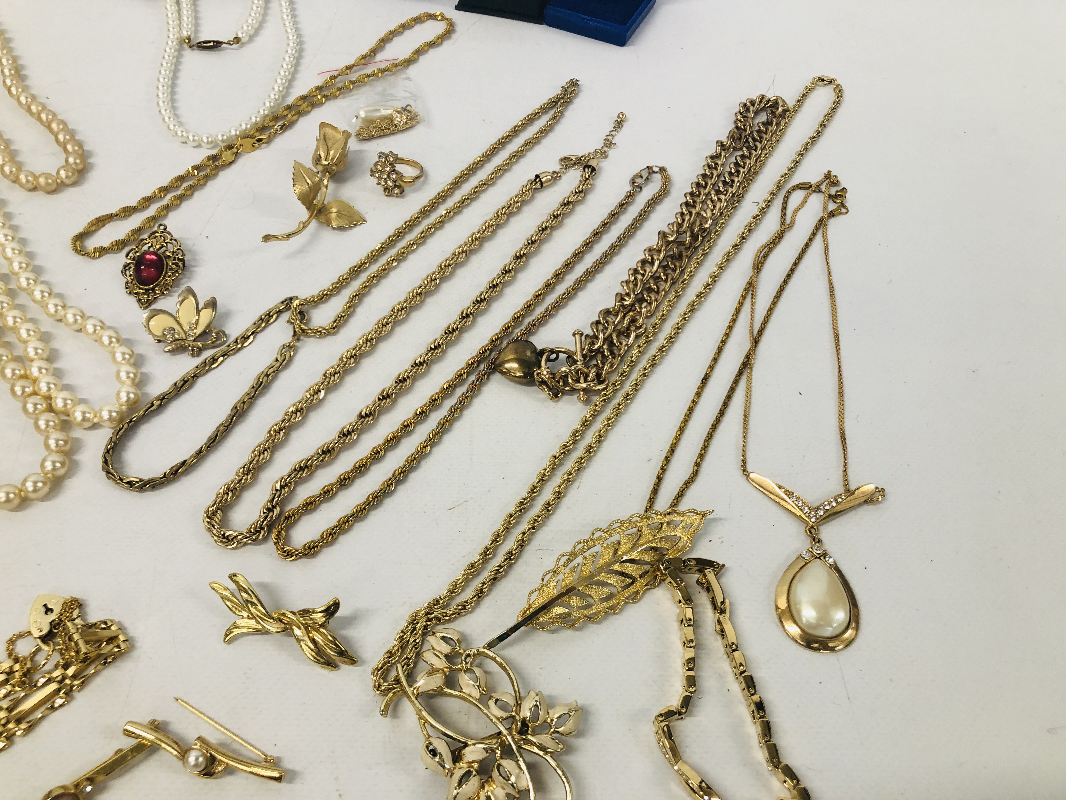 1 BOX OF GOLD TONE VINTAGE RETRO COSTUME JEWELLERY TO INCLUDE BRACELETS, NECKLACES AND RINGS. - Image 8 of 8