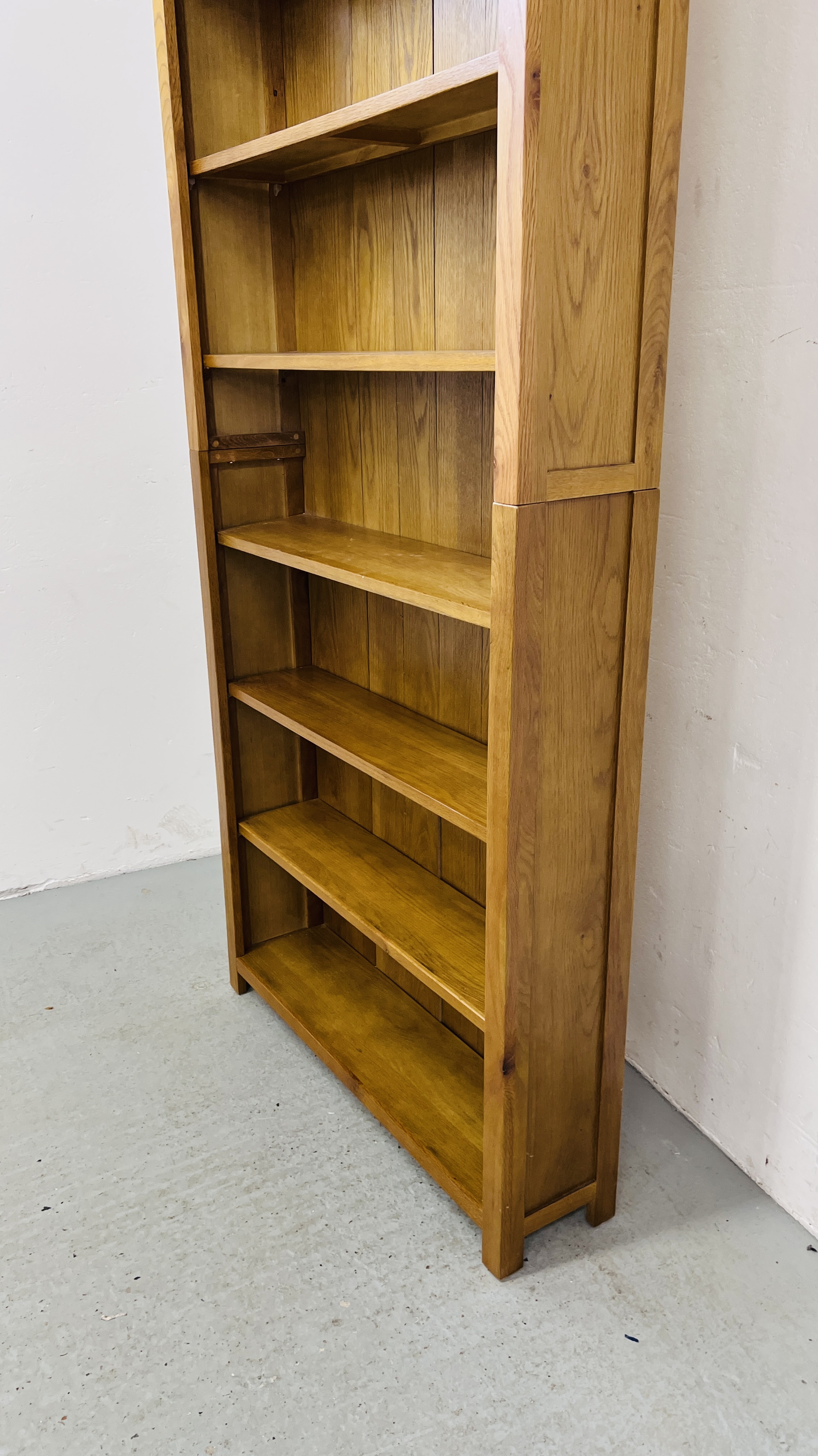 MODERN FULL HEIGHT OAK BOOKSHELF W 90CM, D 23CM, H 200CM. - Image 3 of 7