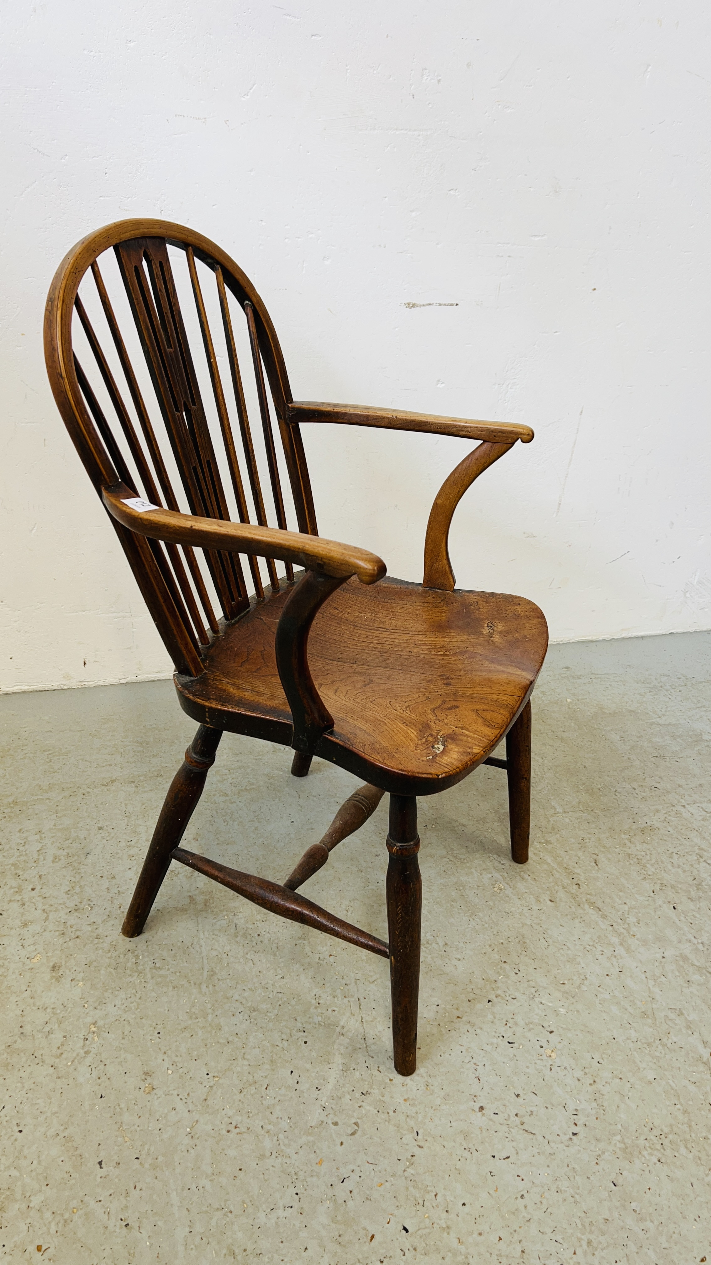 AN EARLY C19th ELM WINDSOR ARMCHAIR. - Image 2 of 6