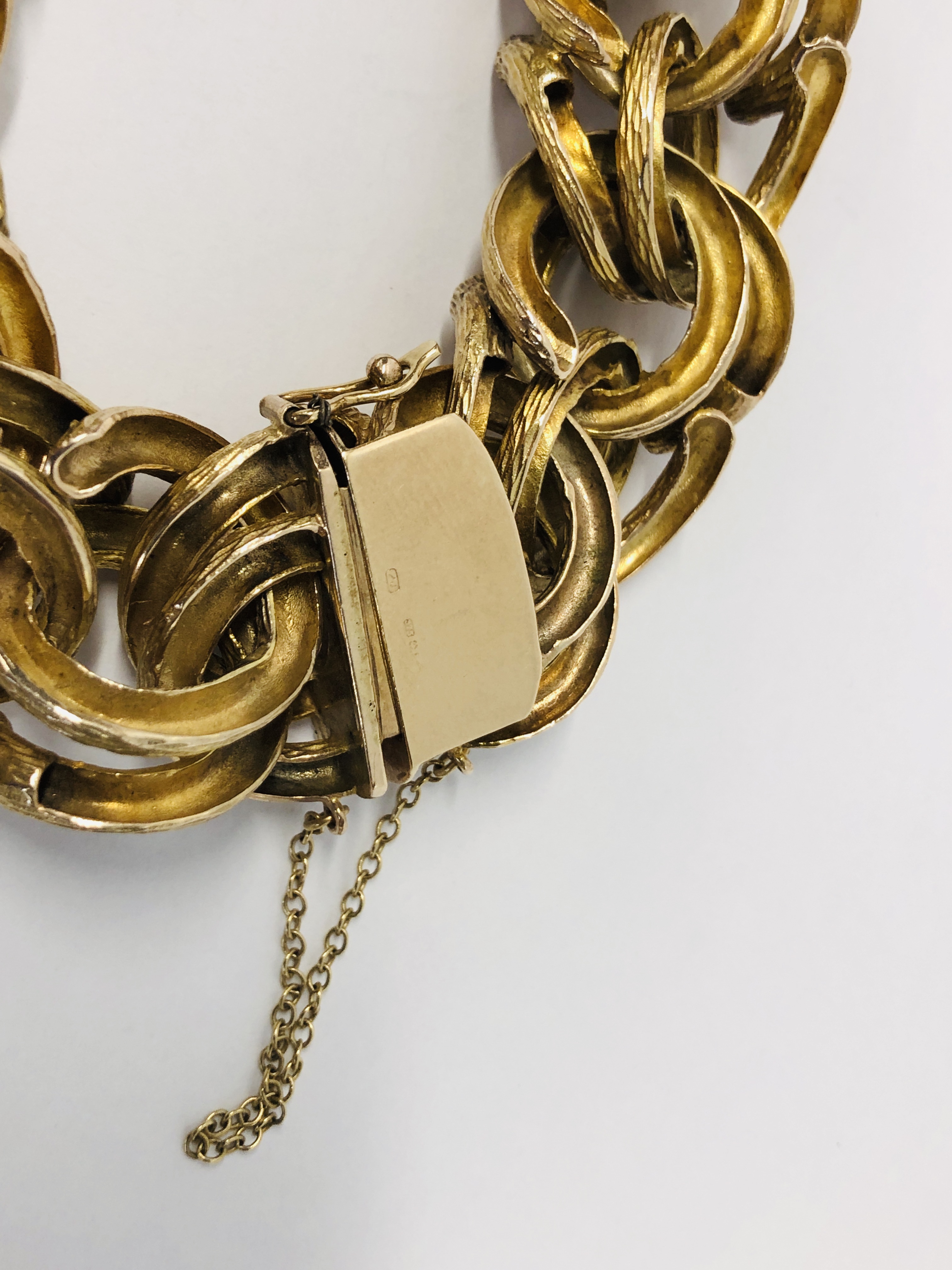 AN IMPRESSIVE 9CT. GOLD HEAVY BRACELET OF INTERWOVEN DESIGN, WITH SAFETY CHAIN. - Image 7 of 11