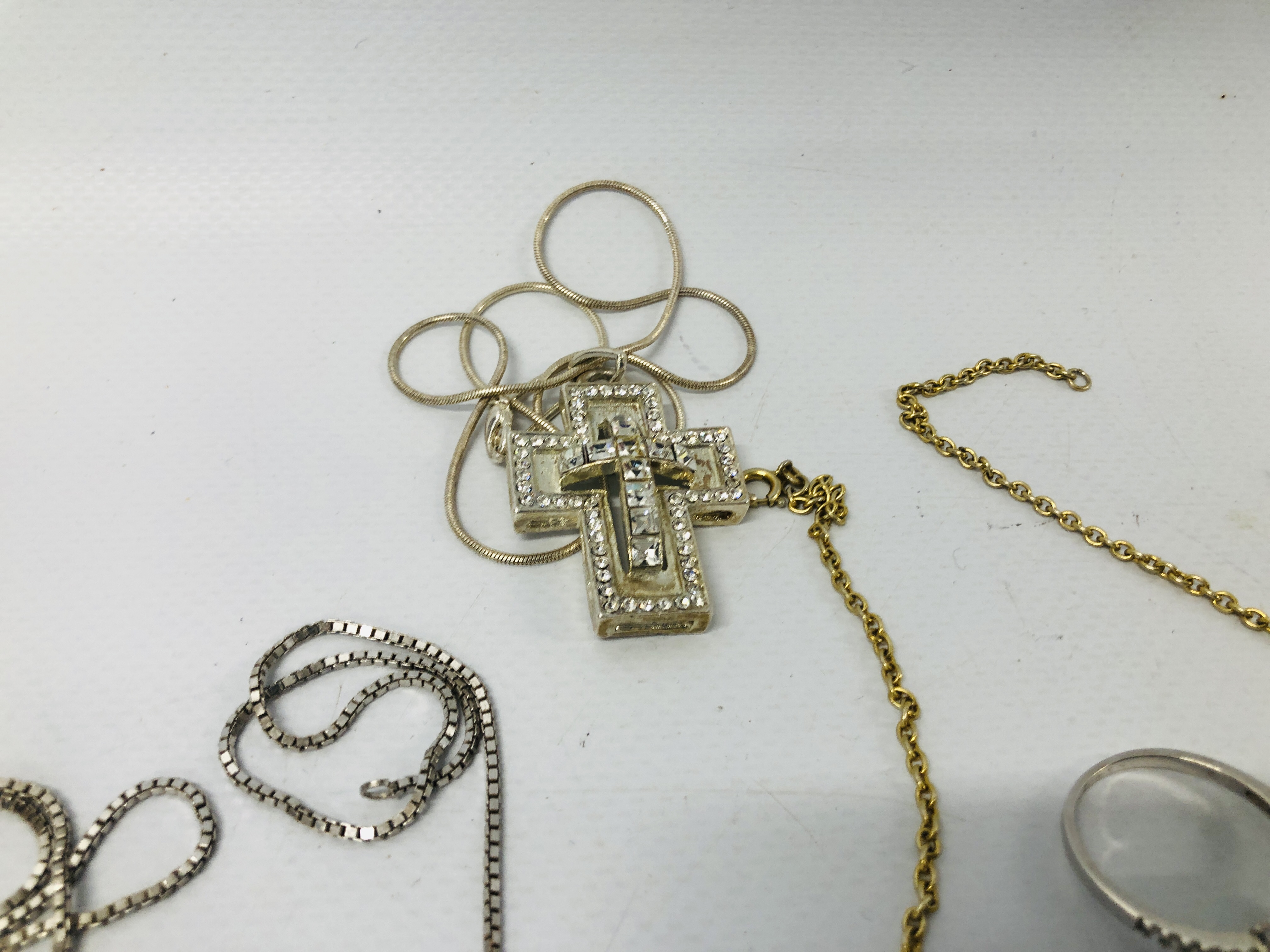 QUANTITY OF ASSORTED VINTAGE AND MODERN WHITE METAL AND SILVER JEWELLERY TO INCLUDE RELIGIOUS - Bild 8 aus 11