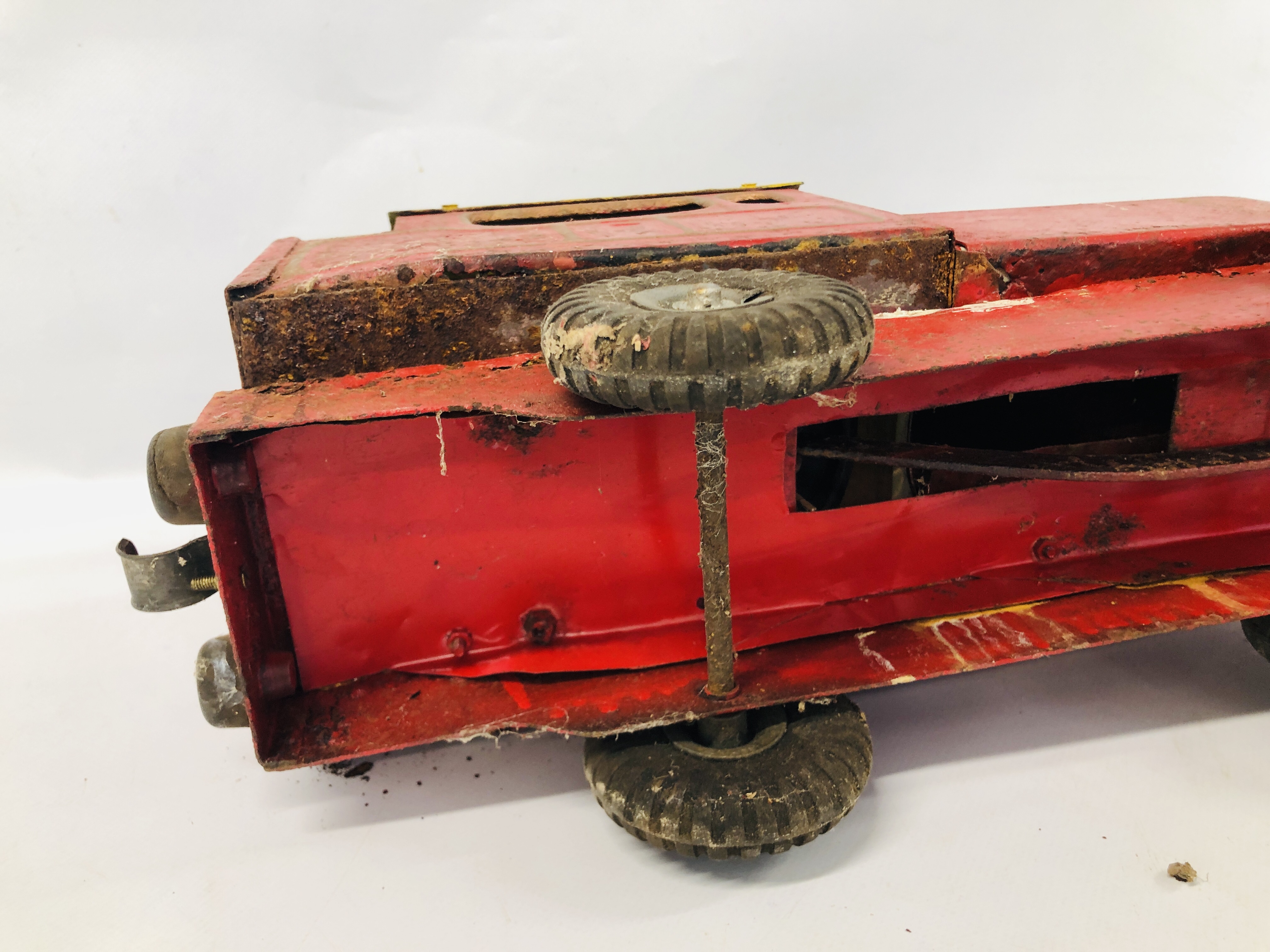 A VINTAGE TRI-ANG "PUFF PUFF" TIN PLATE TOY TRAIN, LENGTH 45CM. - Bild 7 aus 7