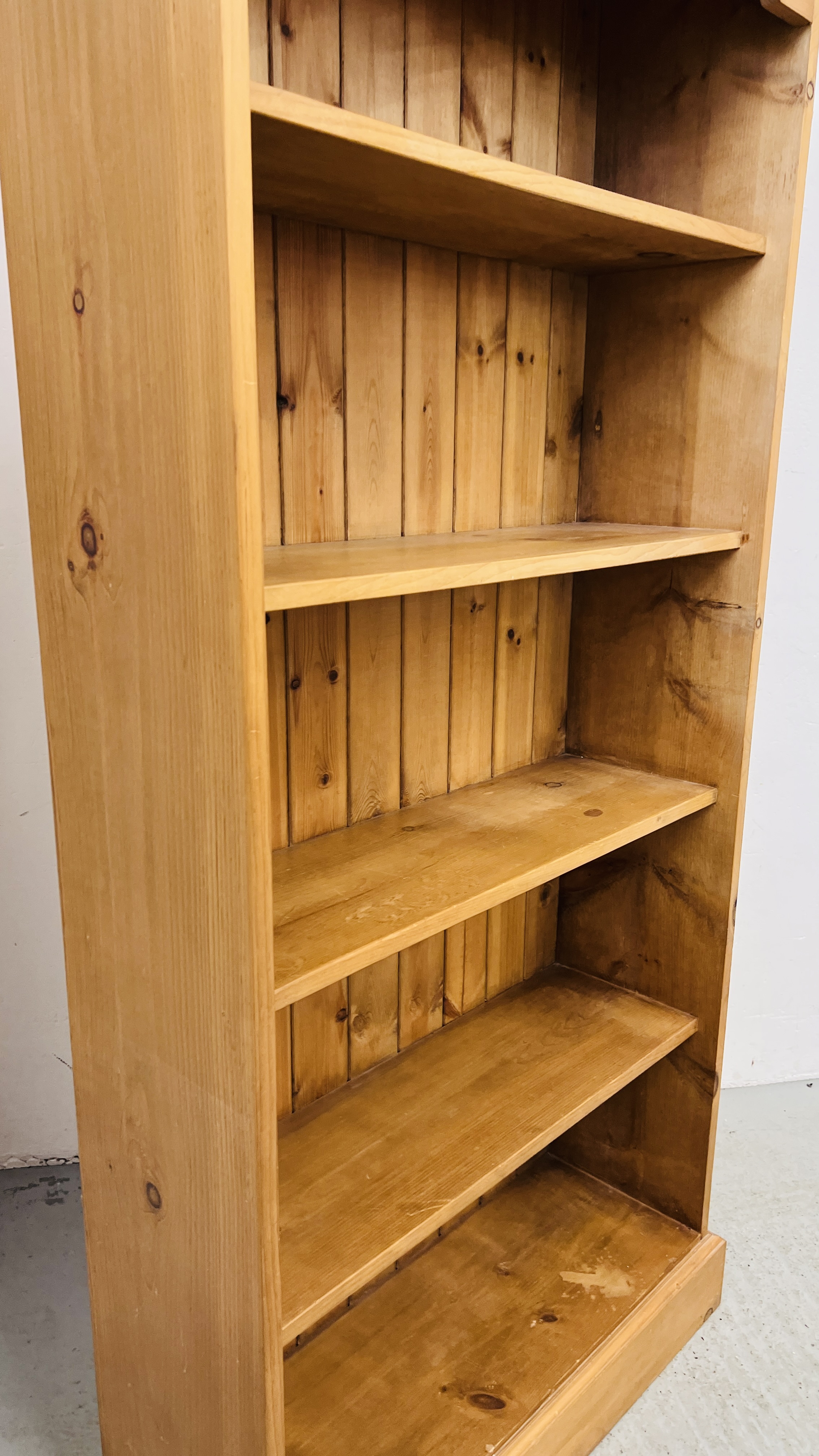 A MODERN SOLID WAXED PINE FULL HEIGHT BOOKSHELF W 91CM, D 34CM, H 184CM. - Bild 8 aus 8