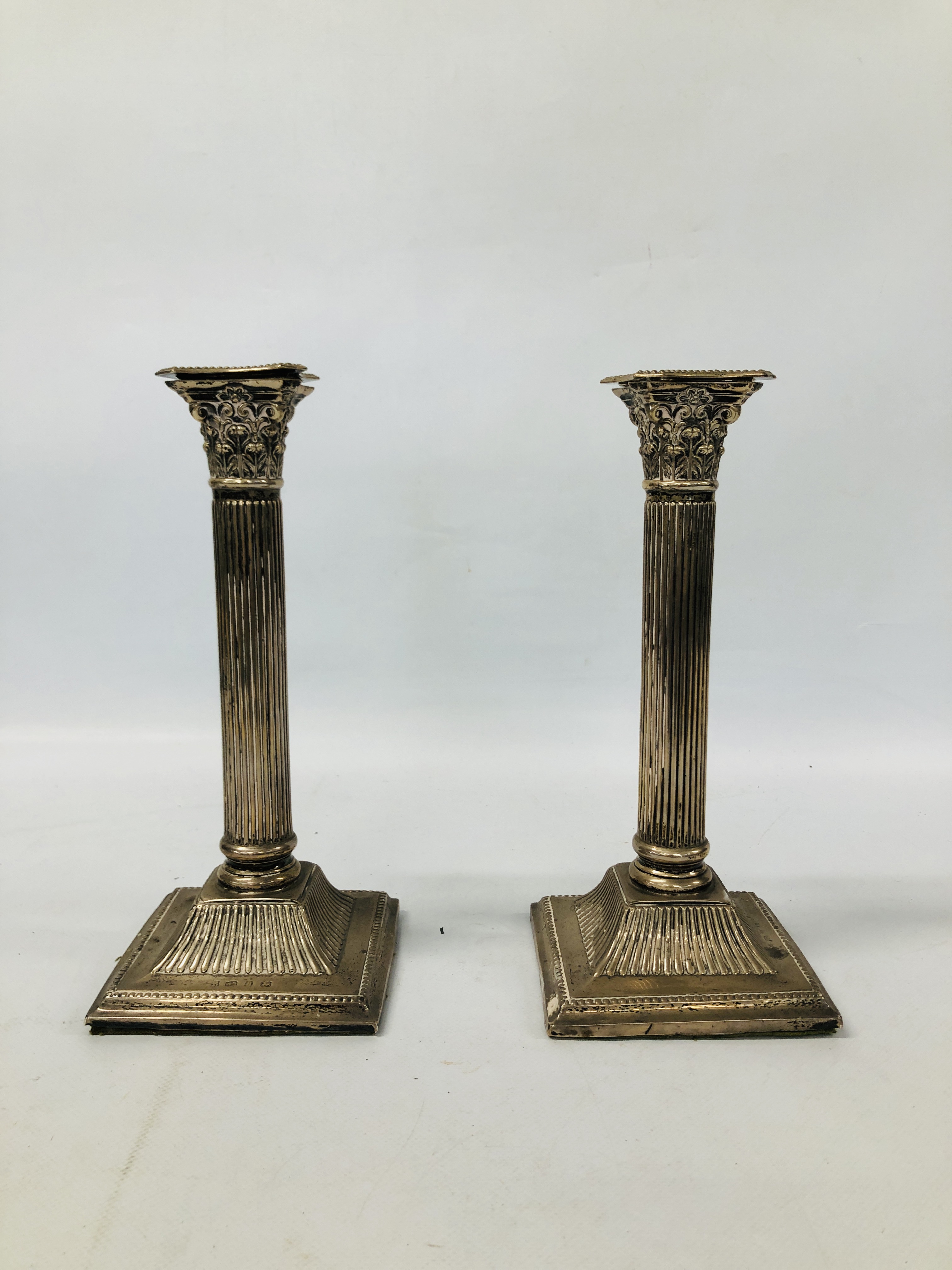 A PAIR OF SILVER CANDLESTICKS IN THE FORM OF CORINTHIAN COLUMNS, BIRMINGHAM ASSAY, H 26CM (FILLED). - Image 2 of 23