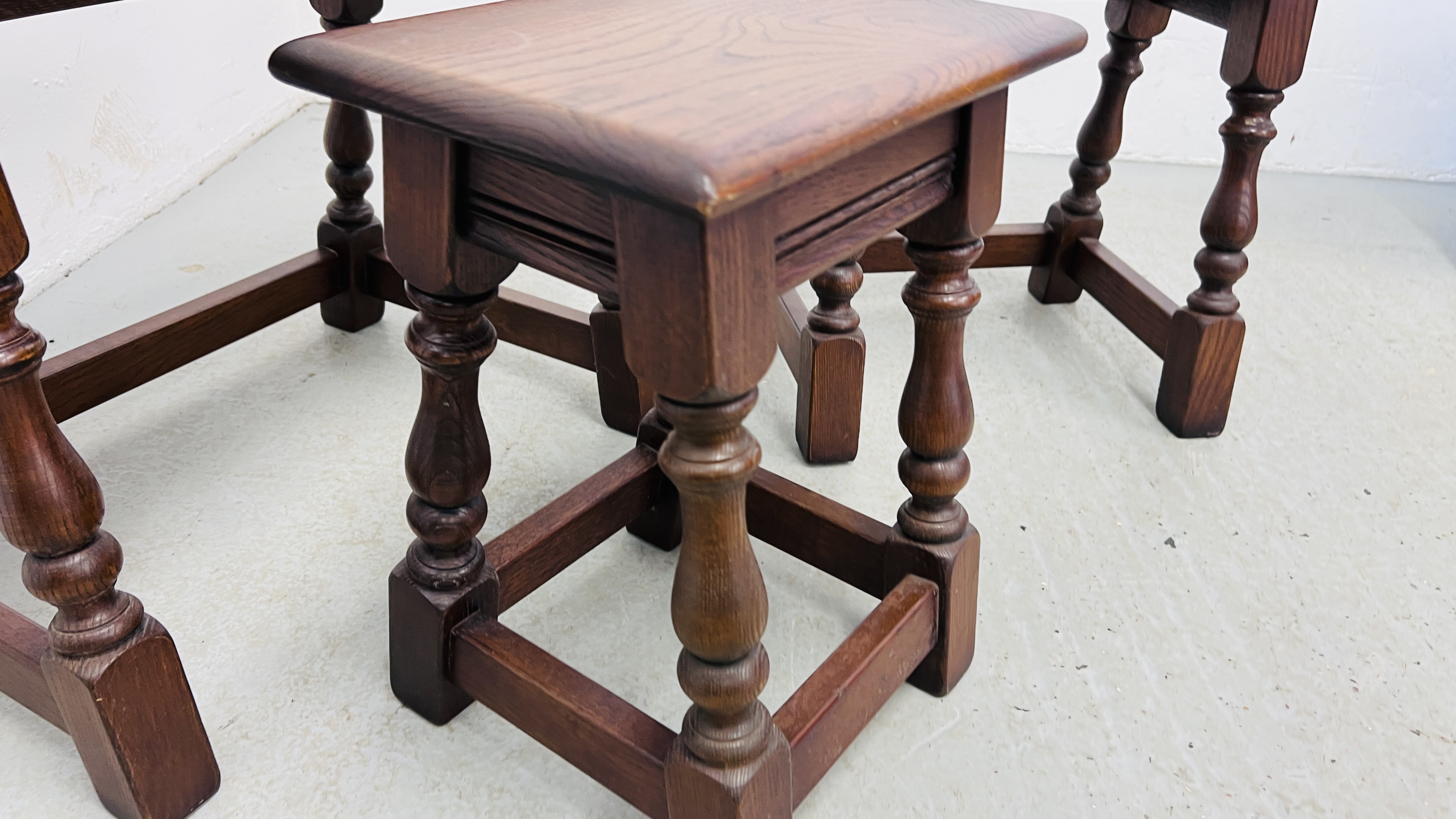 A NEST OF THREE REPRODUCTION GOOD QUALITY OAK TABLES (THE LARGEST 60CM. X 32CM. - Image 7 of 8