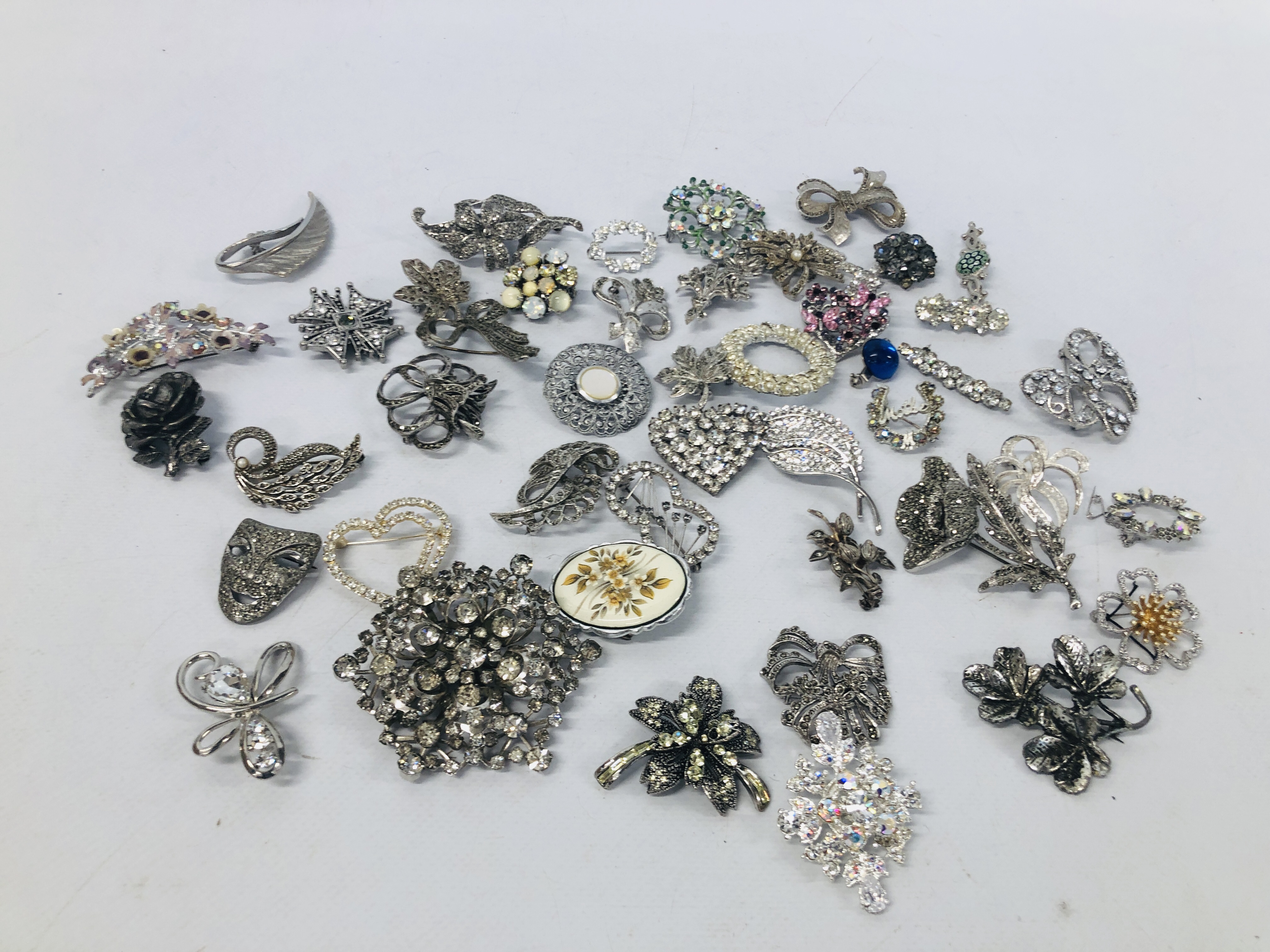 1 TRAY BOX OF SILVER TONE VINTAGE / RETRO JEWELLERY.