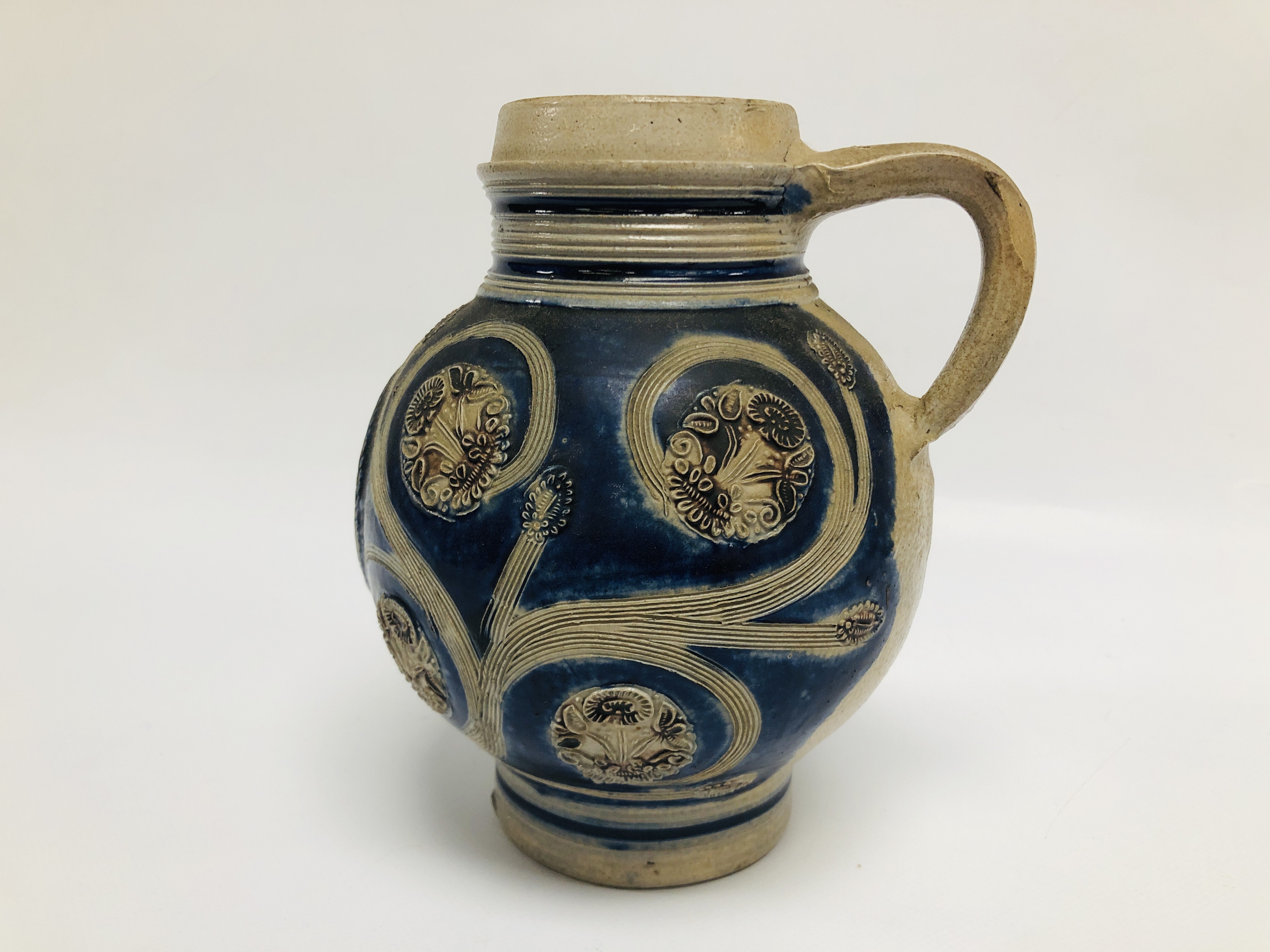 A WESTERWALD STONEWARE JUG WITH MEDALLION PORTRAIT OF WILLIAM III c.1700 (CHIP TO RIM). - Image 6 of 8