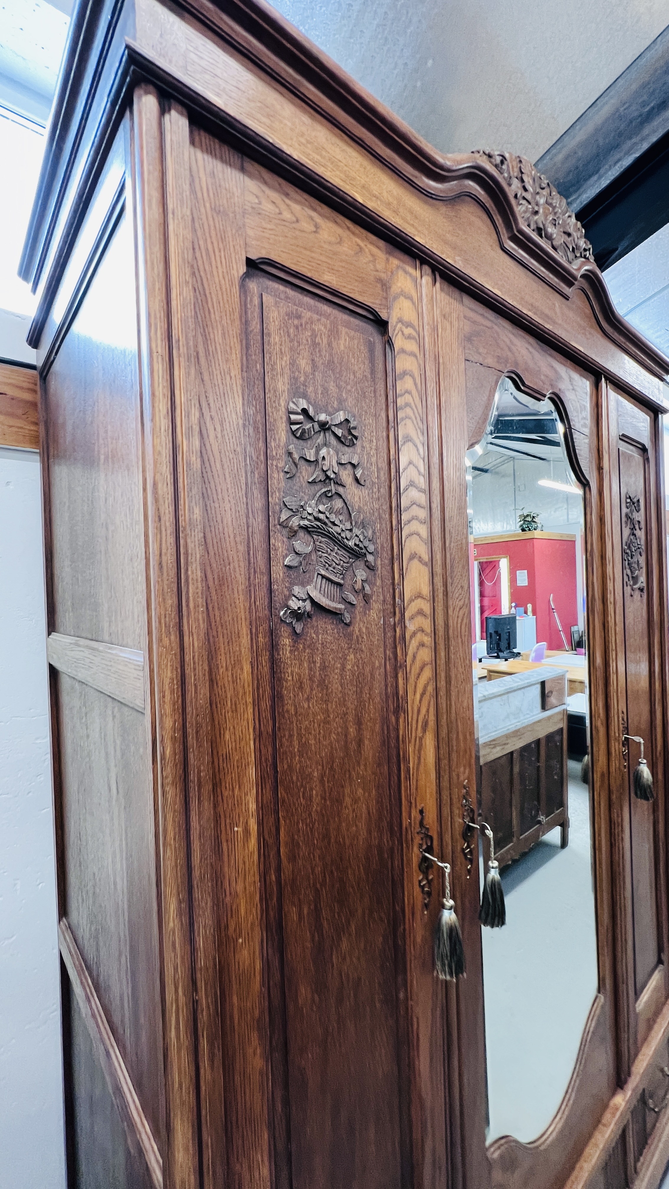 A DUTCH STYLE SOLID OAK FIVE PIECE BEDROOM SUITE COMPRISING OF DOUBLE BEDSTEAD WITH HIGH GROVE BEDS - Image 12 of 23