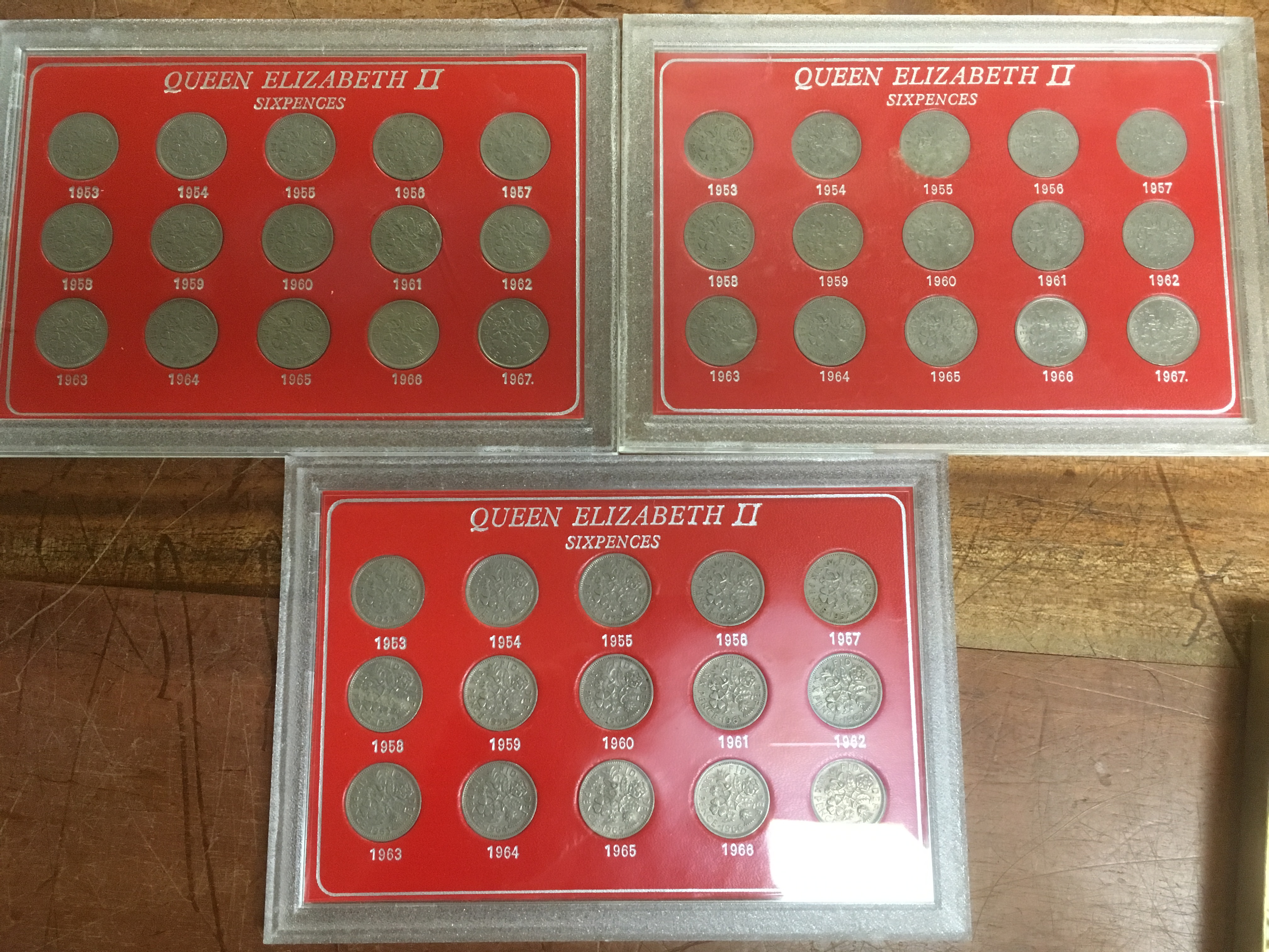 BOX OF GB AND OVERSEAS COINS, SETS OF SIXPENCES, CROWNS IN CASES, 1986 £2 (3) ETC. - Bild 2 aus 3