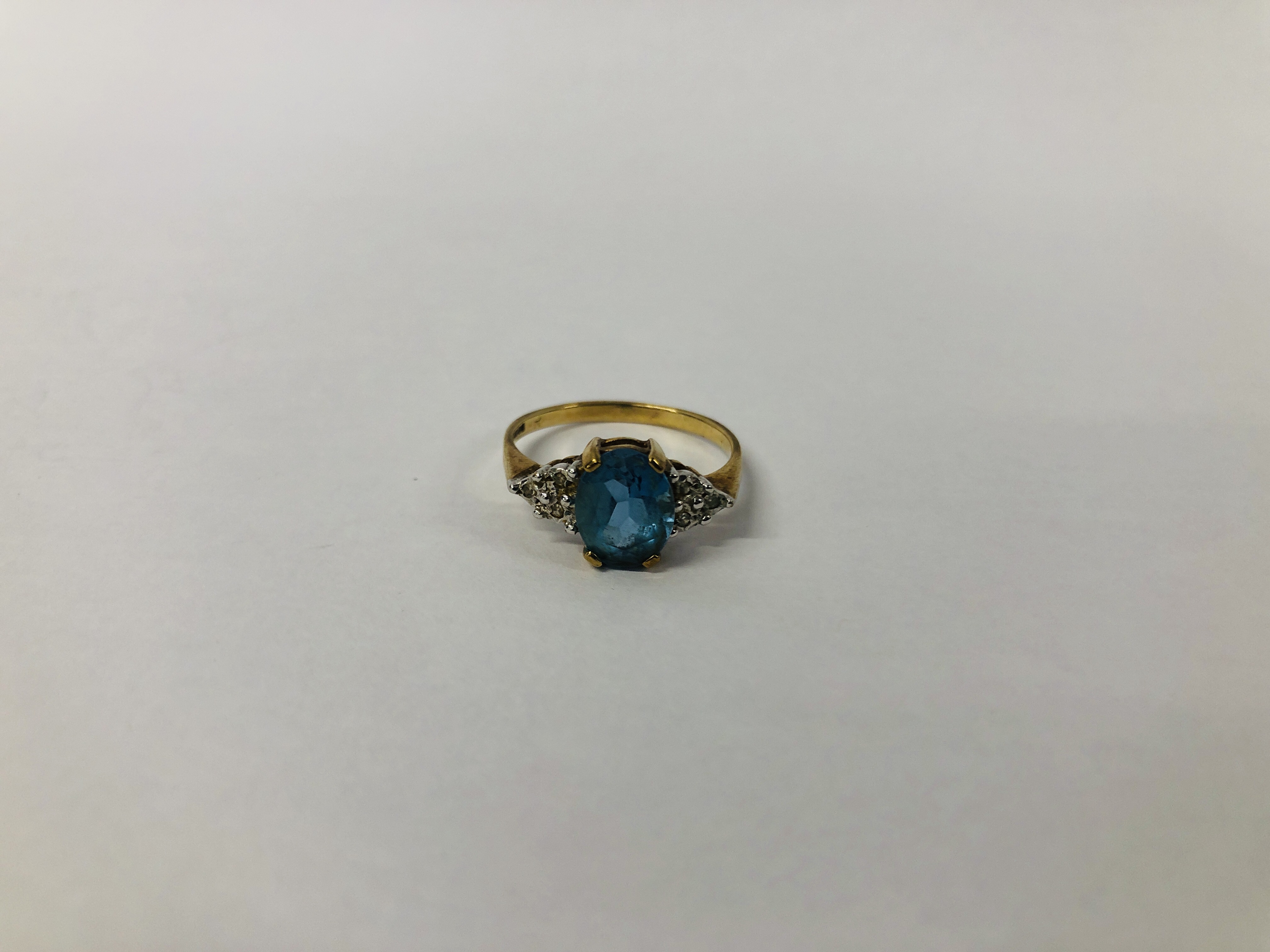 A 9CT. GOLD RING SET WITH CENTRAL AQUAMARINE AND DIAMONDS. - Image 4 of 9