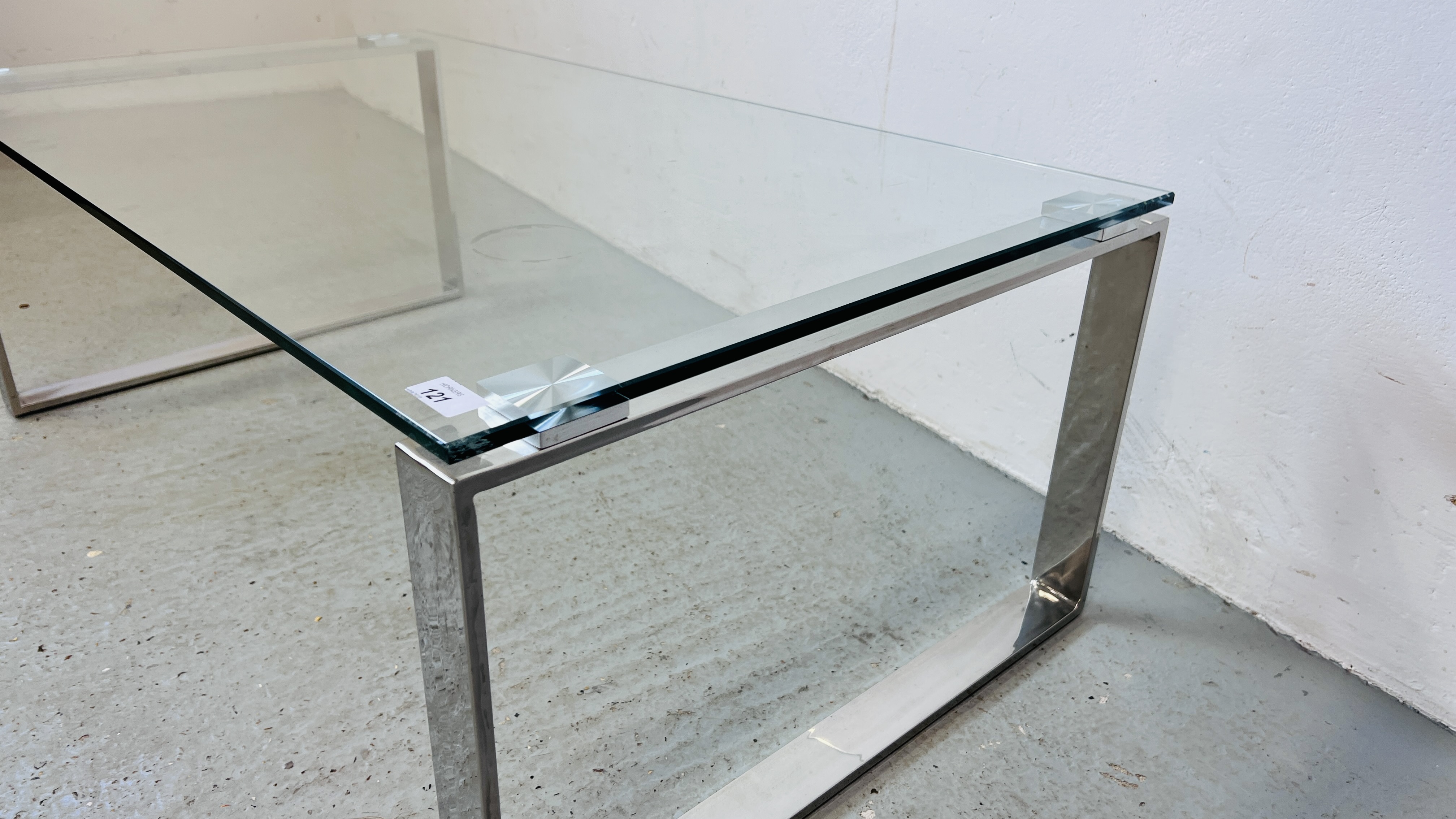 DESIGNER GLASS TOPPED COFFEE TABLE ON CHROME LEGS WIDTH 110CM. DEPTH 60CM. HEIGHT 38CM. - Image 4 of 6