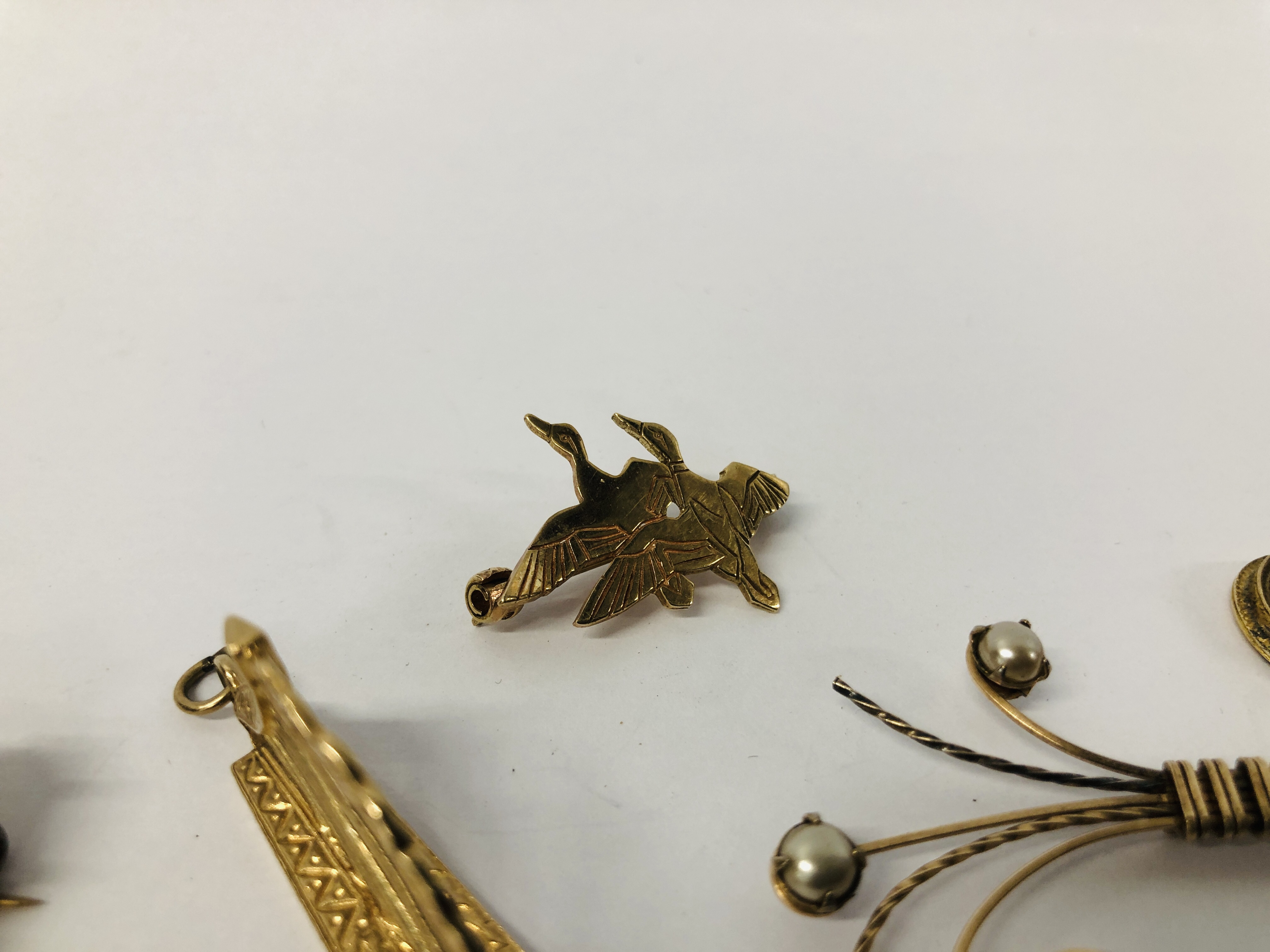 A VINTAGE 9CT. GOLD MIZPAH BROOCH, 9CT. - Image 6 of 8