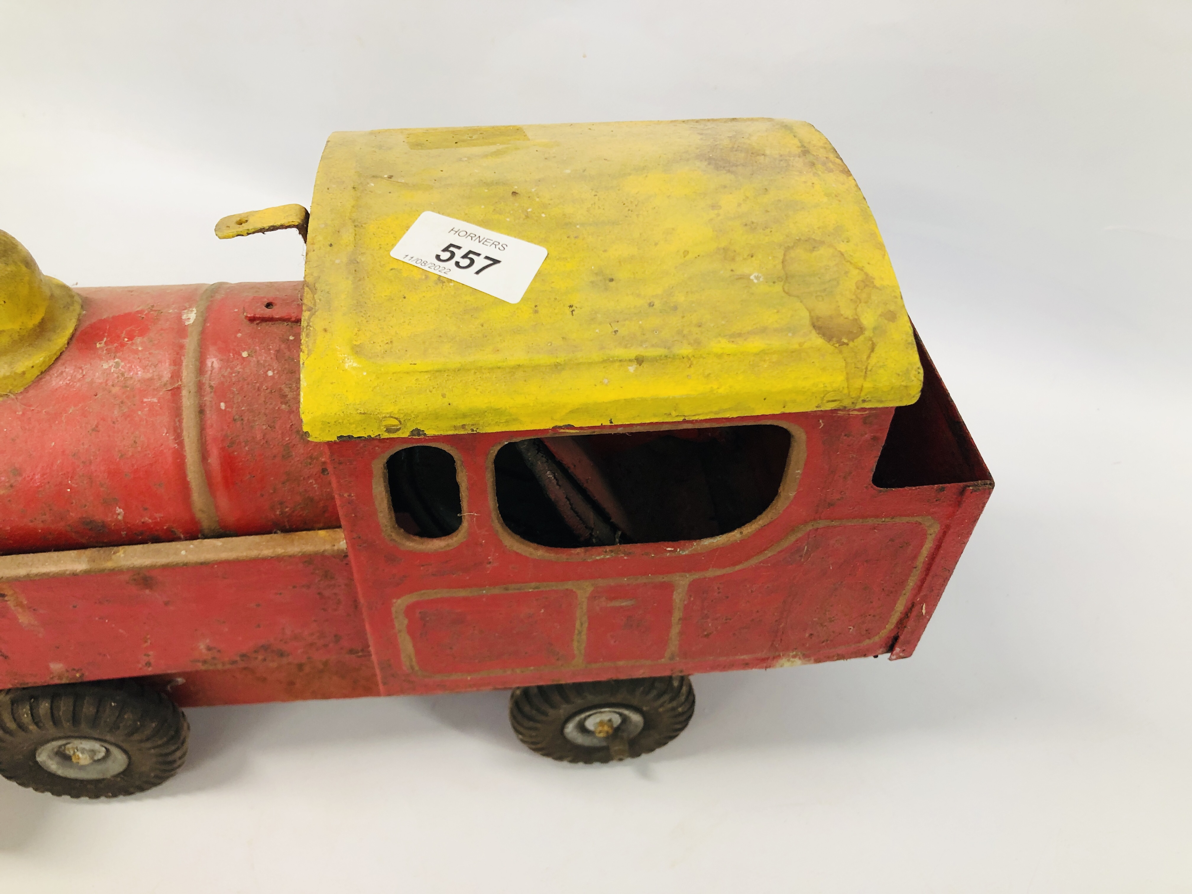 A VINTAGE TRI-ANG "PUFF PUFF" TIN PLATE TOY TRAIN, LENGTH 45CM. - Bild 4 aus 7