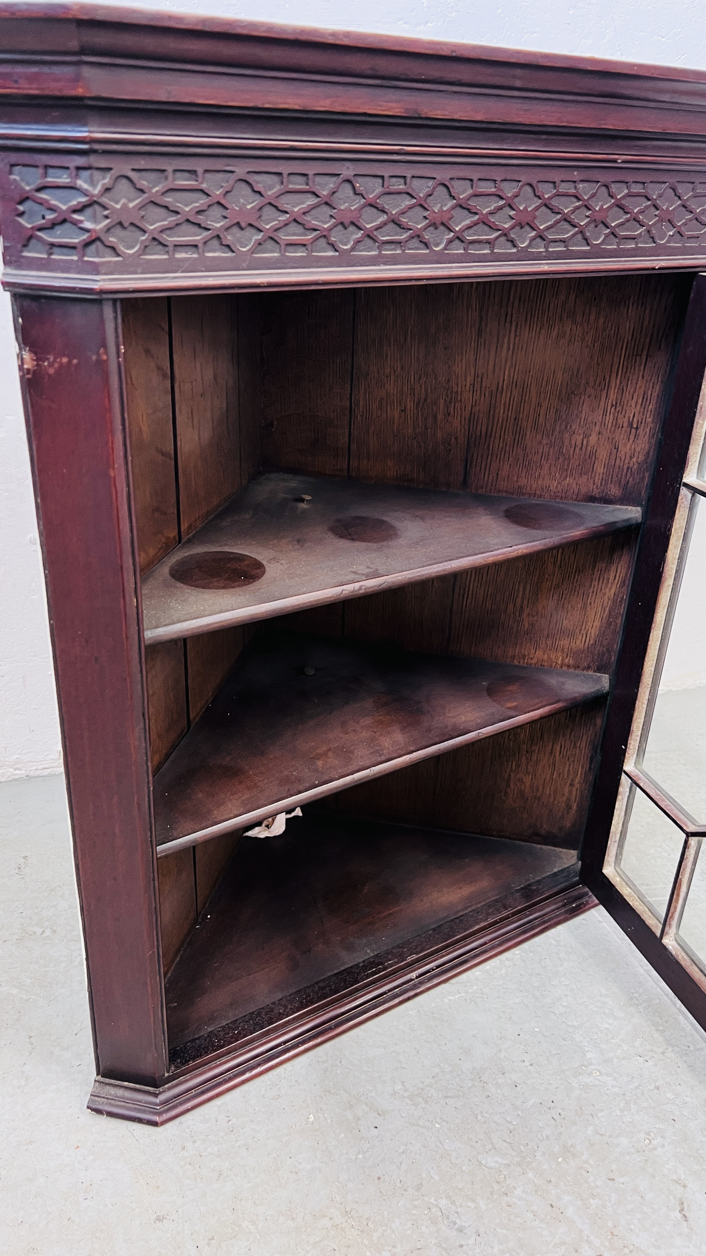 A SMALL VICTORIAN WALL HANGING CORNER DISPLAY CABINET WITH ASTRAGAL GLAZED DOOR H 65CM. - Image 2 of 6