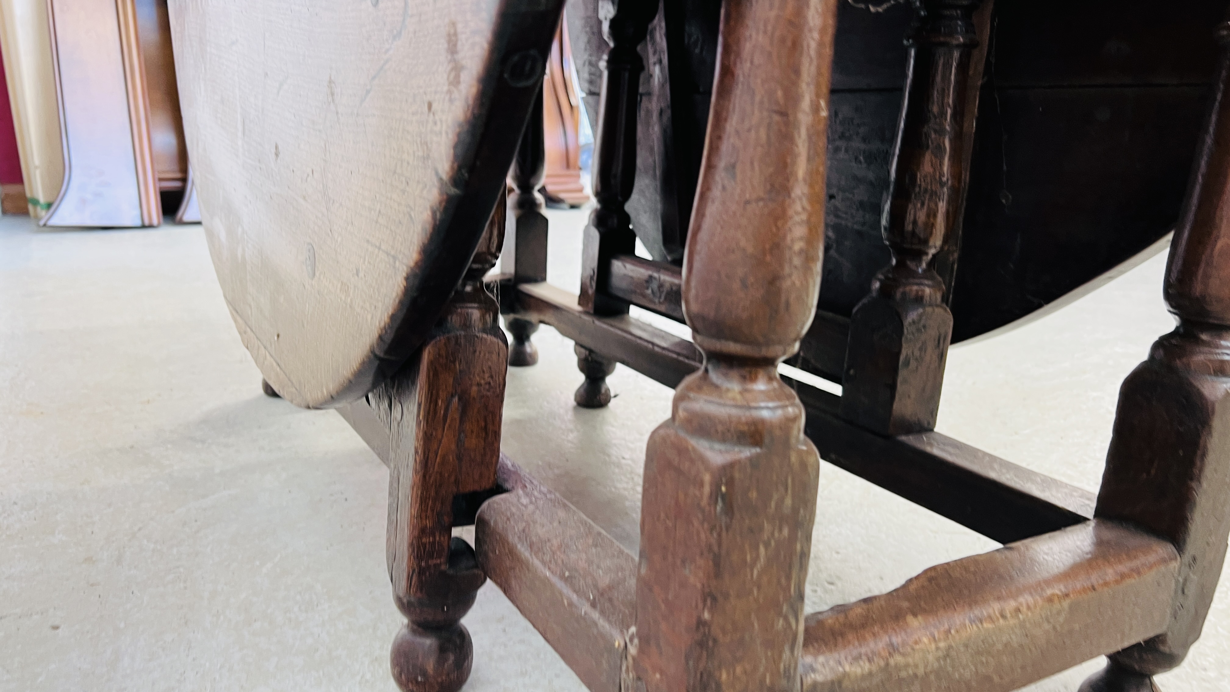 AN EARLY C18th OAK GATELEG DINING TABLE, L 156CM. - Image 10 of 11