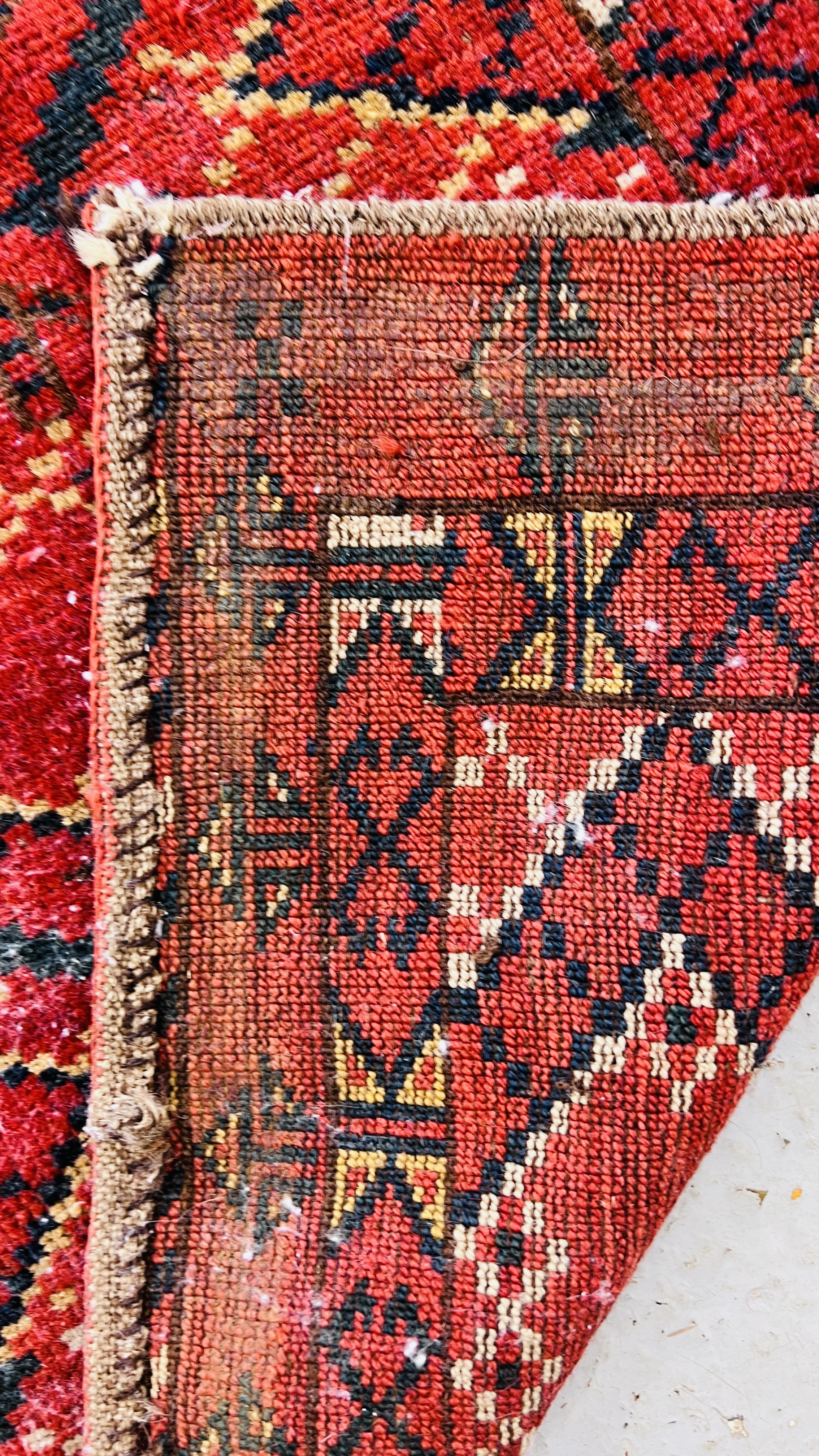 A TURKOMAN RUG, PROBABLY A DUVAL THE BRICK RED FIELD WITH GEOMETRIC LOZENGES 159CM X 109CM. - Bild 6 aus 6