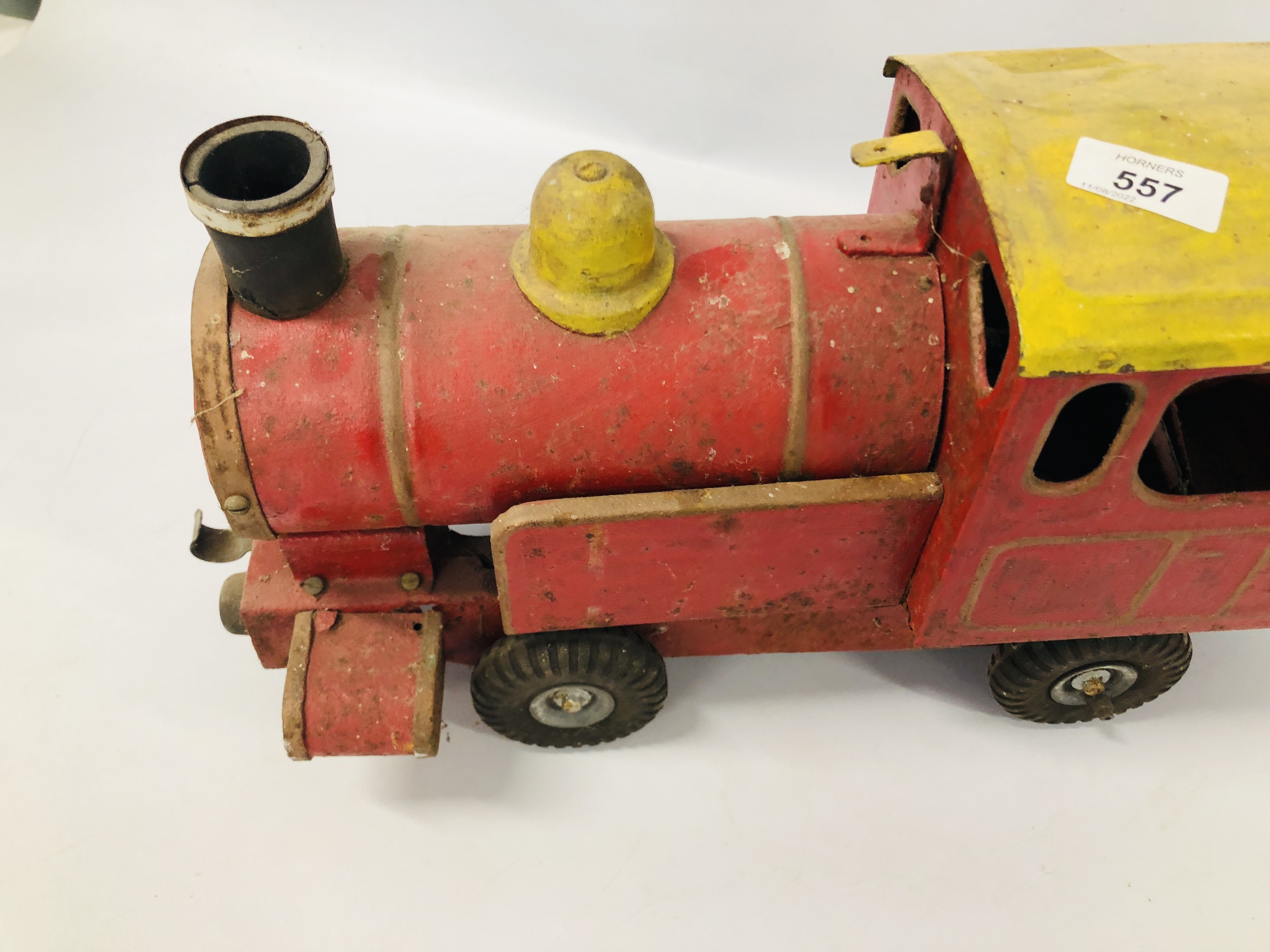 A VINTAGE TRI-ANG "PUFF PUFF" TIN PLATE TOY TRAIN, LENGTH 45CM. - Bild 3 aus 7