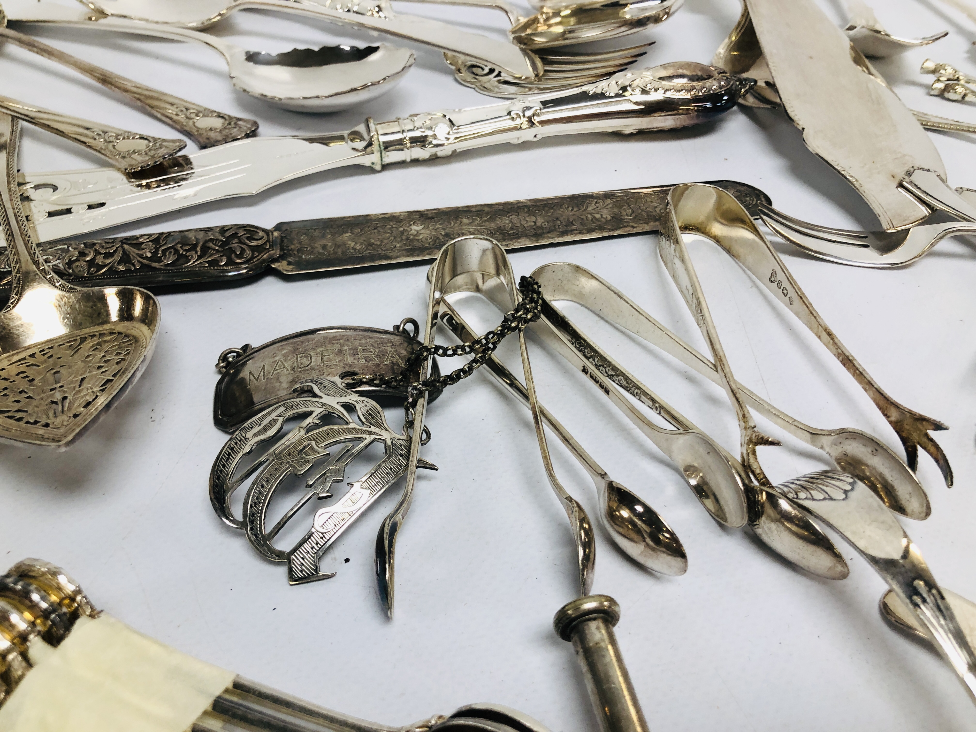 BOX OF ASSORTED SILVER PLATED CUTLERY SERVING FORKS AND SLICES, KNIFE RESTS AND COFFEE BEAN SPOONS, - Image 11 of 11