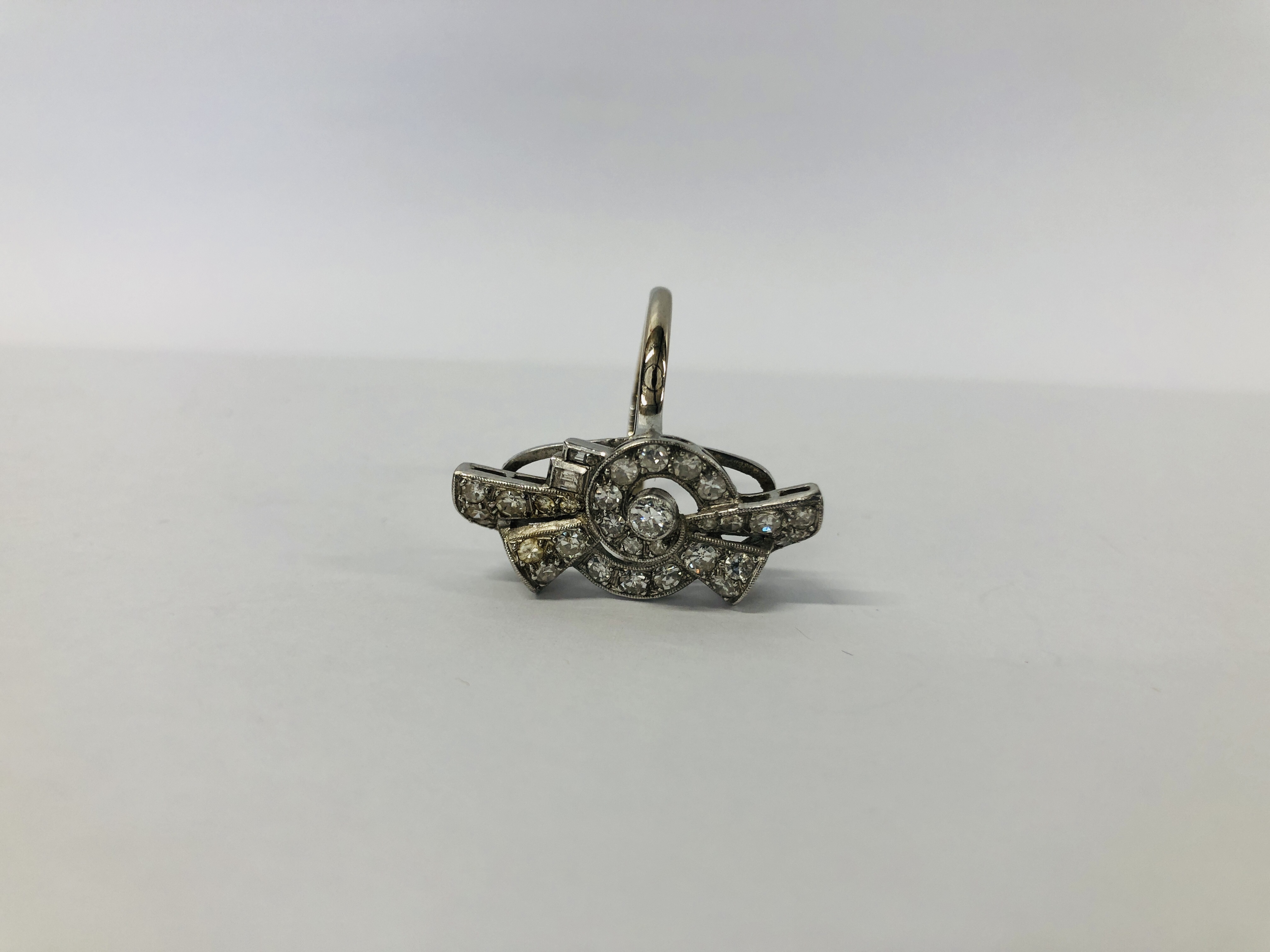 AN 18CT. PLATINUM ART DECO BOW STYLE RING SET WITH MULTIPLE DIAMONDS.