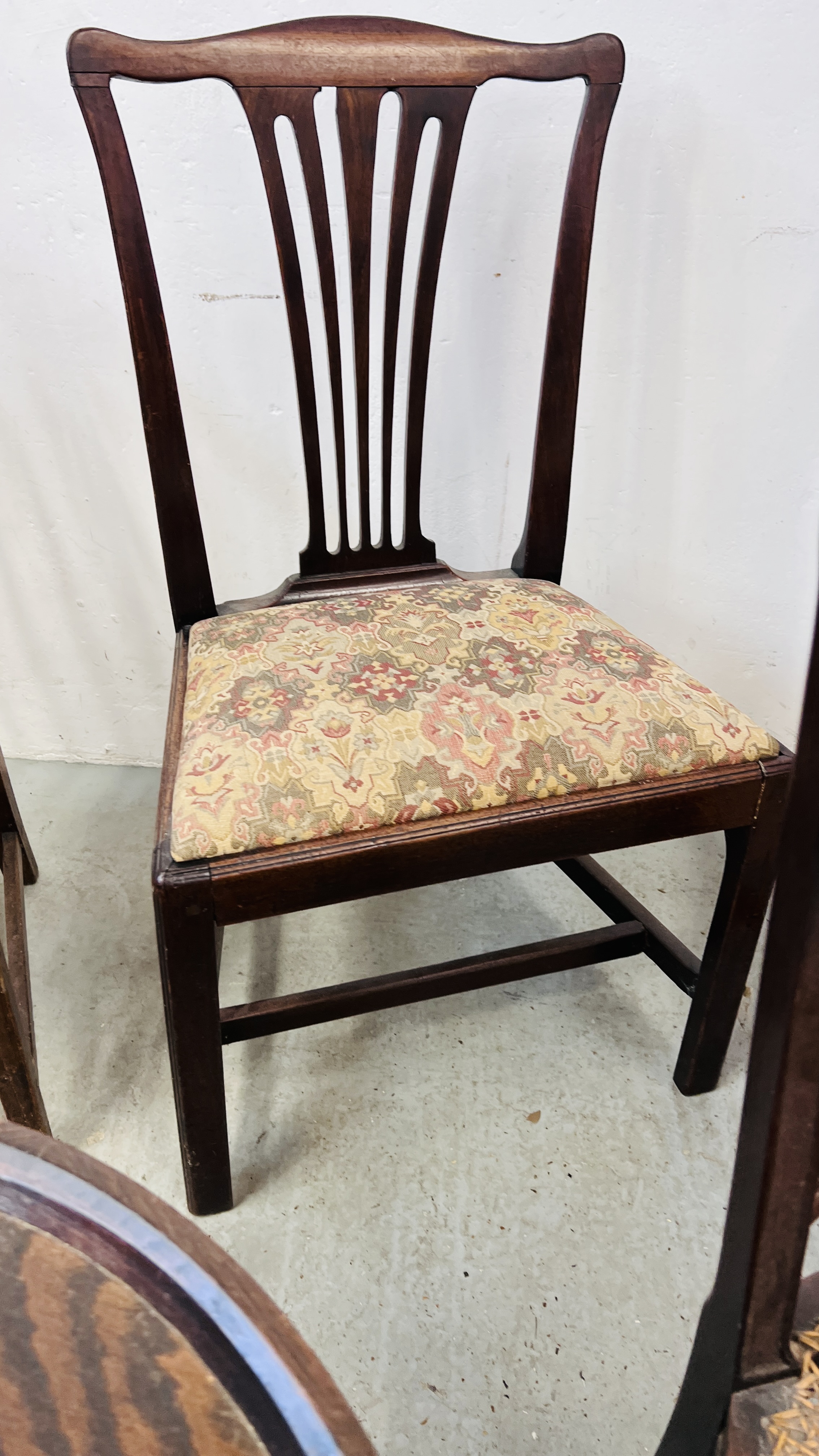 A PAIR OF ANTIQUE MAHOGANY STRUNG BACK SIDE CHAIRS WITH DROP IN SEATS, - Image 4 of 6