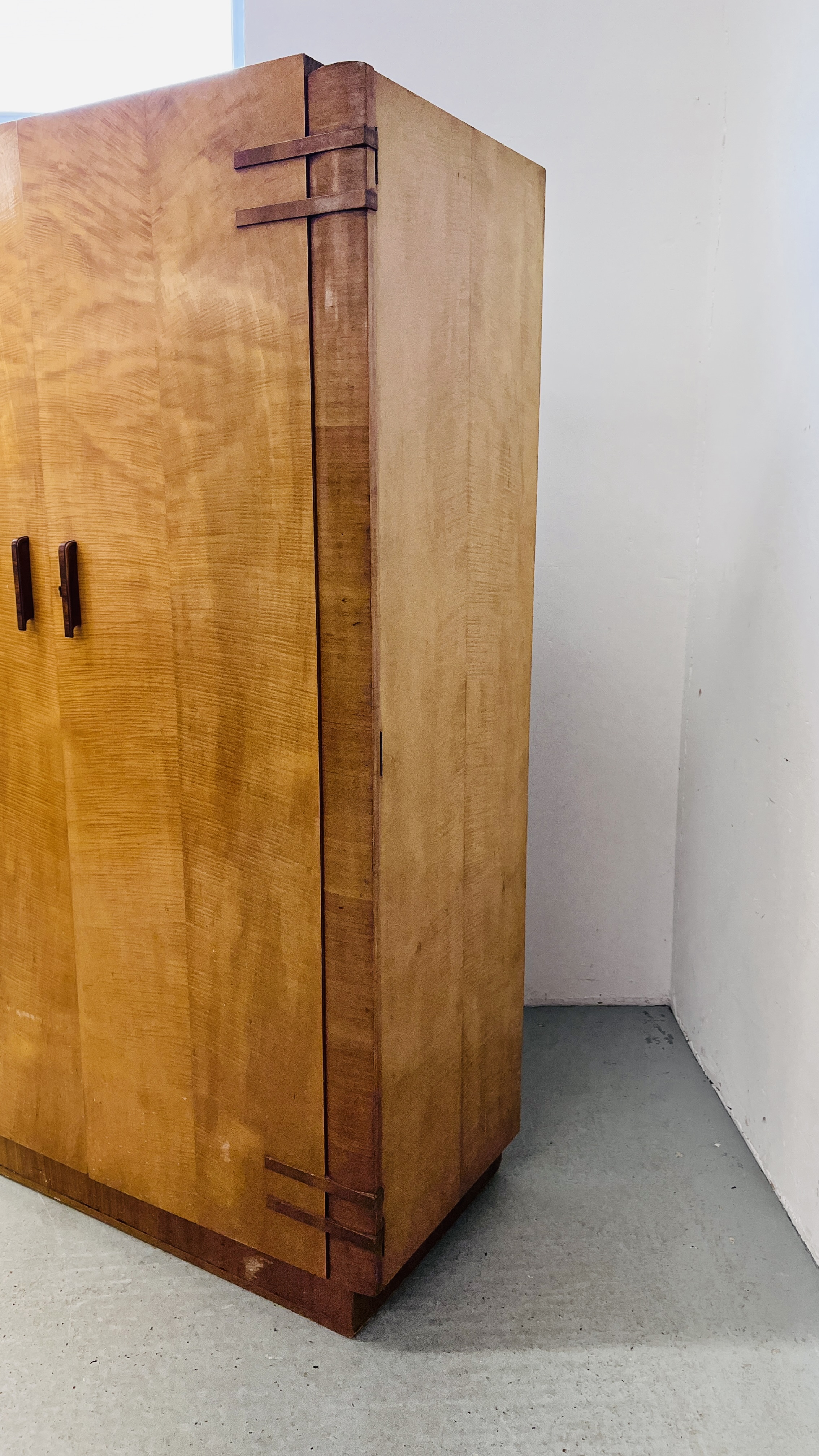 A 1930's ART DECO MAPLE FINISH WARDROBE AND MATCHING TALLBOY (WARDROBE W 123CM, D 53CM, H 185CM. - Image 12 of 19