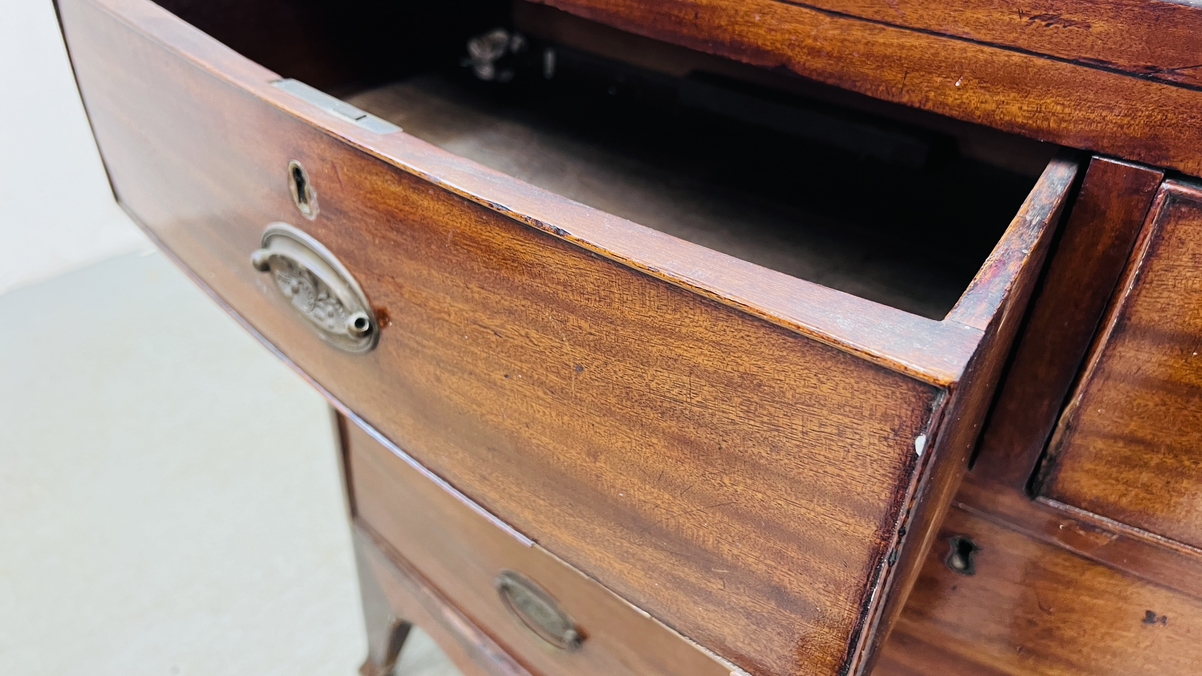 A GEORGE III MAHOGANY BOW FRONT CHEST OF FOUR DRAWERS, LATER HANDLES, A/F CONDITION, W 104CM. - Image 6 of 9